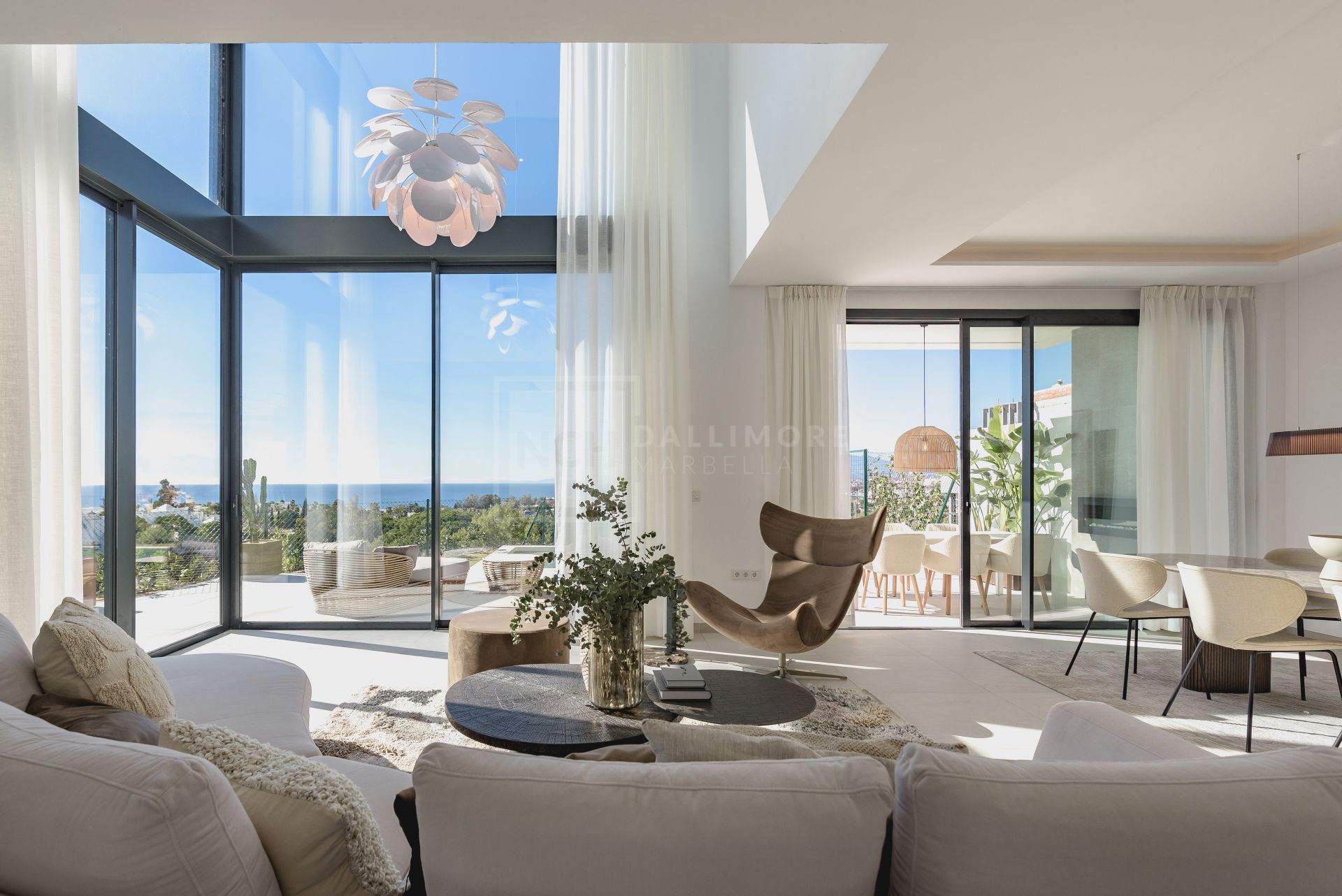 IMPRESIONANTES VILLAS ADOSADAS DE 4 Y 5 DORMITORIOS CON PISCINAS PRIVADAS Y VISTAS AL MAR EN MARBELLA ESTE