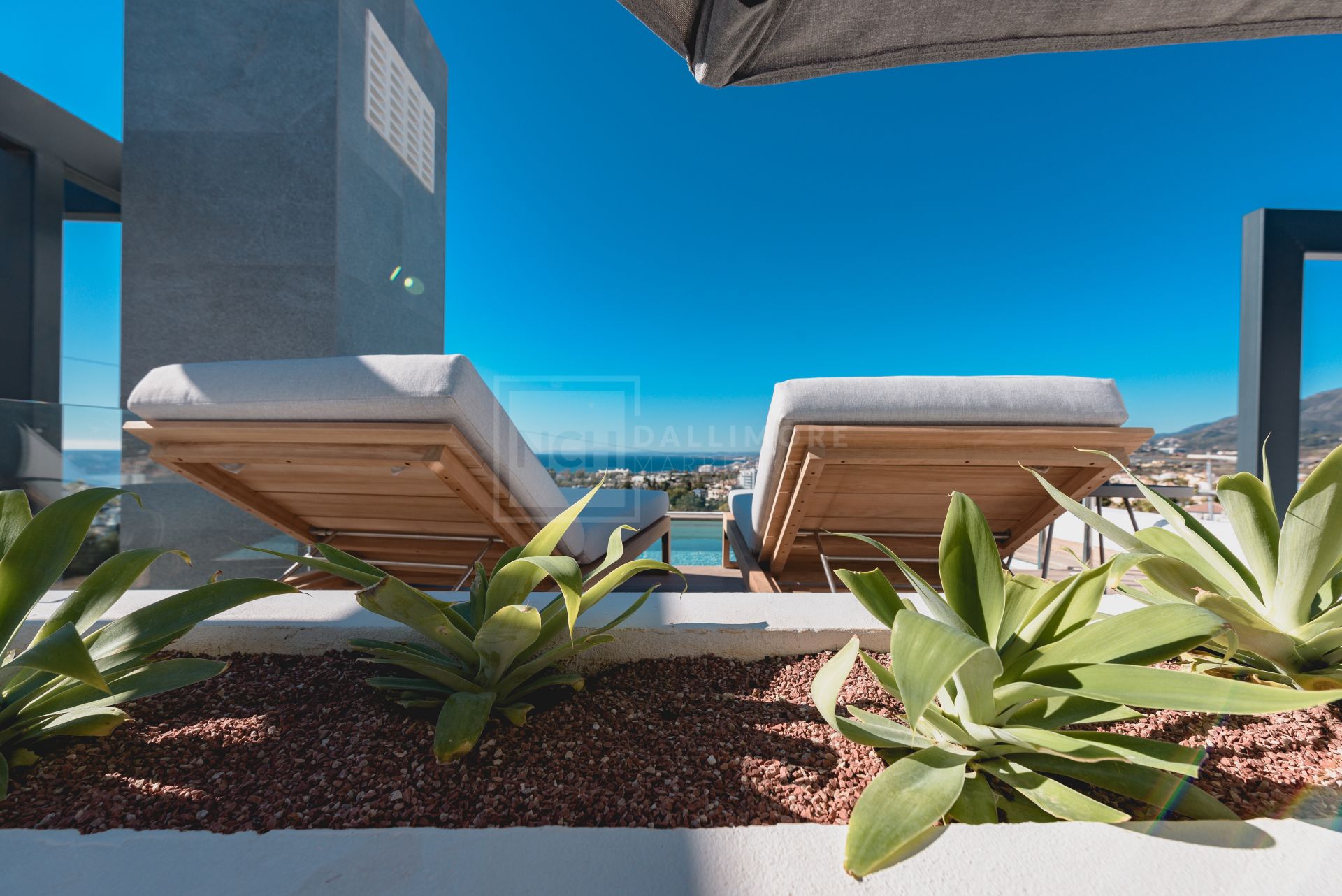 IMPRESIONANTES VILLAS ADOSADAS DE 4 Y 5 DORMITORIOS CON PISCINAS PRIVADAS Y VISTAS AL MAR EN MARBELLA ESTE