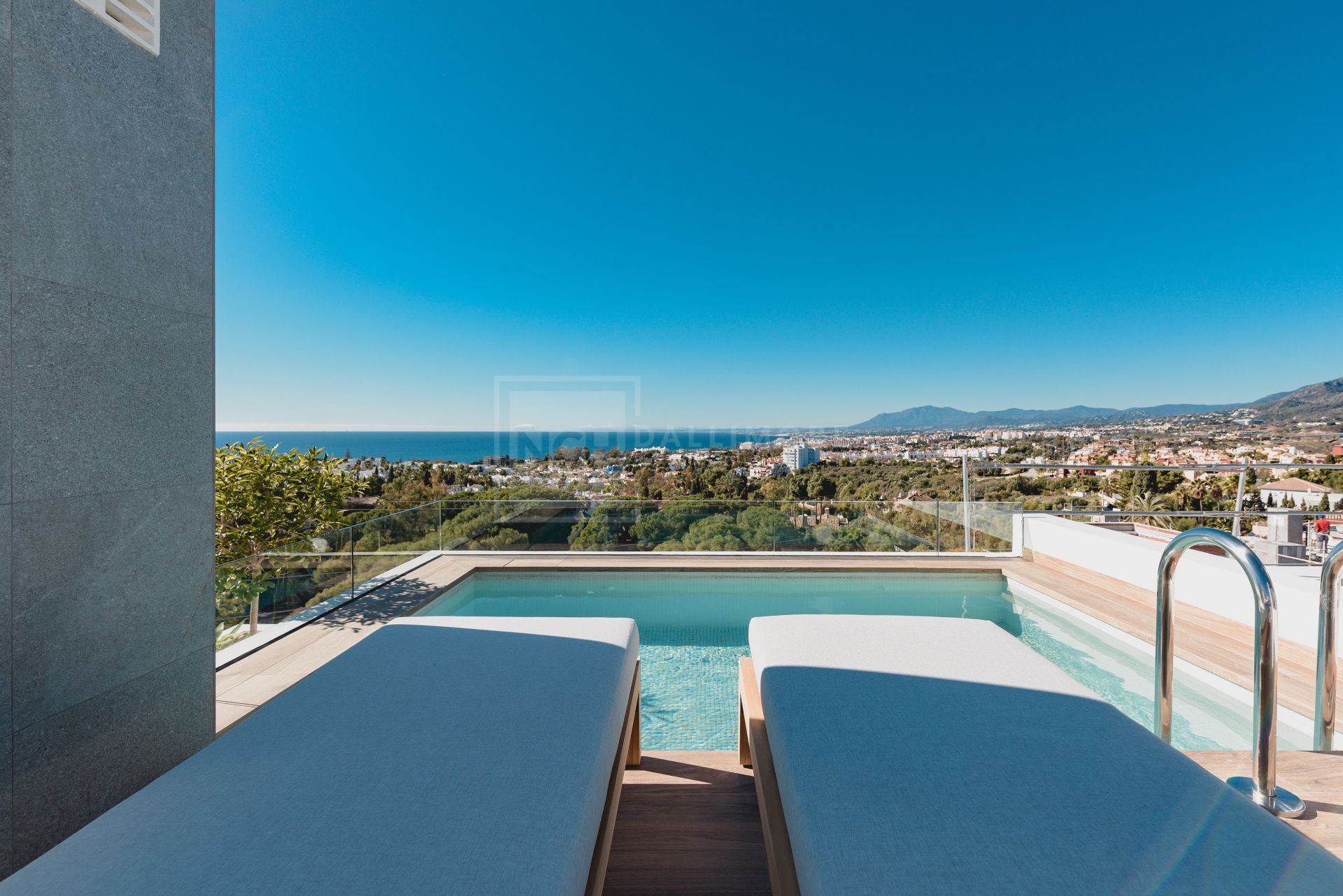 IMPRESIONANTES VILLAS ADOSADAS DE 4 Y 5 DORMITORIOS CON PISCINAS PRIVADAS Y VISTAS AL MAR EN MARBELLA ESTE