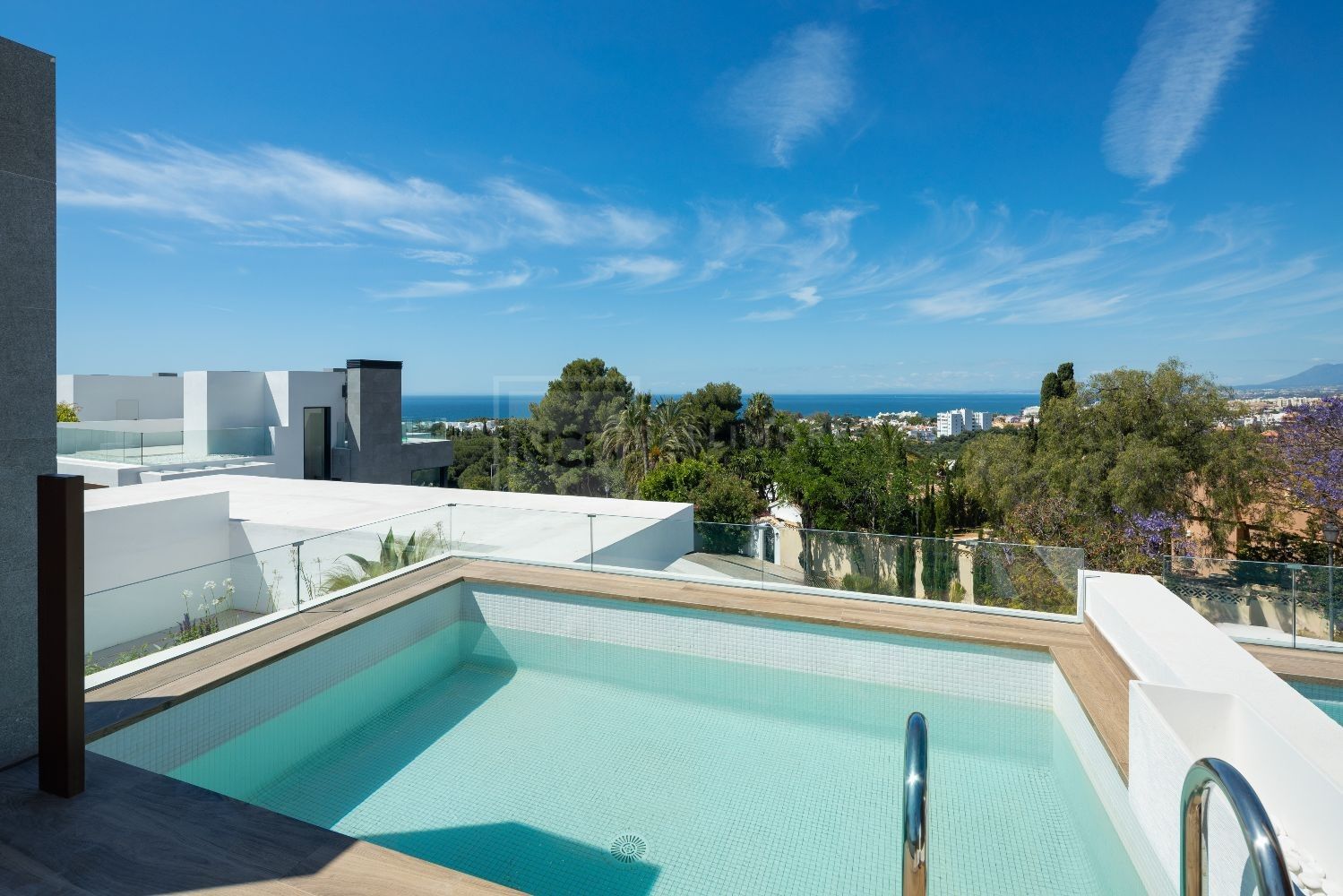 CONTEMPORARY 4 & 5 BED HOMES WITH ROOFTOP POOLS IN EXCLUSIVE RÍO REAL SETTING
