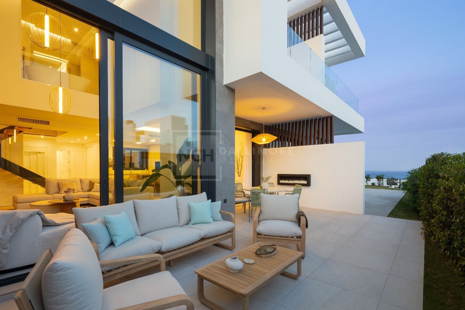 CONTEMPORARY 4 & 5 BED HOMES WITH ROOFTOP POOLS IN EXCLUSIVE RÍO REAL SETTING