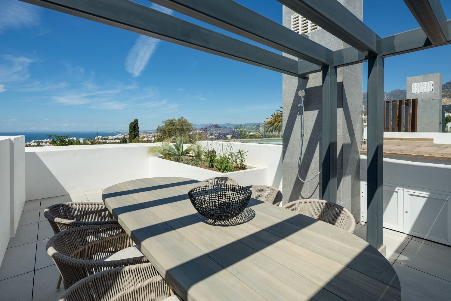 CONTEMPORARY 4 & 5 BED HOMES WITH ROOFTOP POOLS IN EXCLUSIVE RÍO REAL SETTING