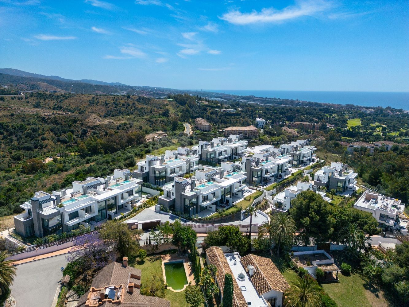 CONTEMPORARY 4 & 5 BED HOMES WITH ROOFTOP POOLS IN EXCLUSIVE RÍO REAL SETTING