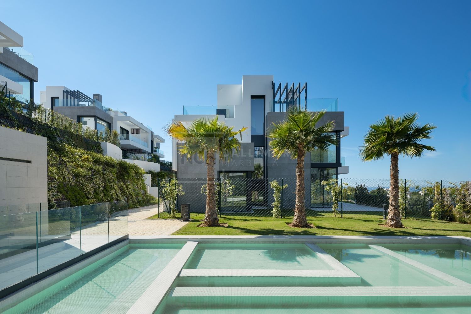 CONTEMPORARY 4 & 5 BED HOMES WITH ROOFTOP POOLS IN EXCLUSIVE RÍO REAL SETTING
