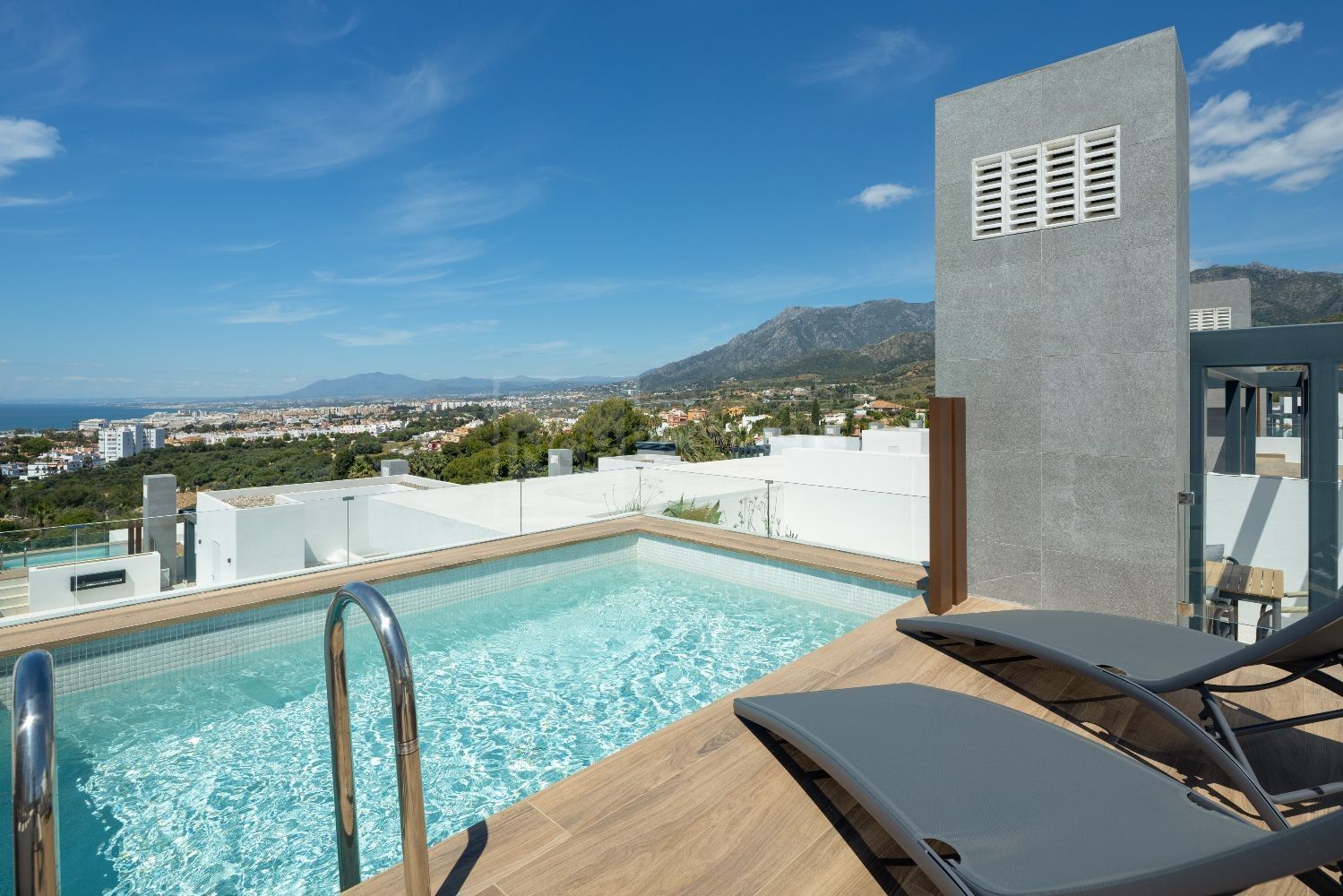 CONTEMPORARY 4 & 5 BED HOMES WITH ROOFTOP POOLS IN EXCLUSIVE RÍO REAL SETTING