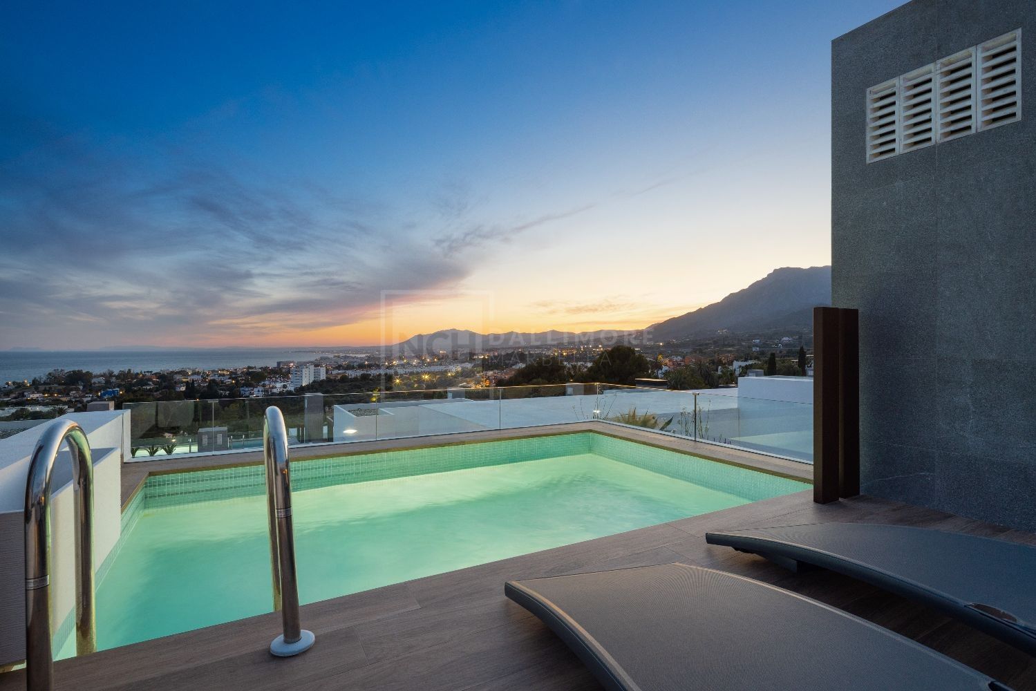 CONTEMPORARY 4 & 5 BED HOMES WITH ROOFTOP POOLS IN EXCLUSIVE RÍO REAL SETTING