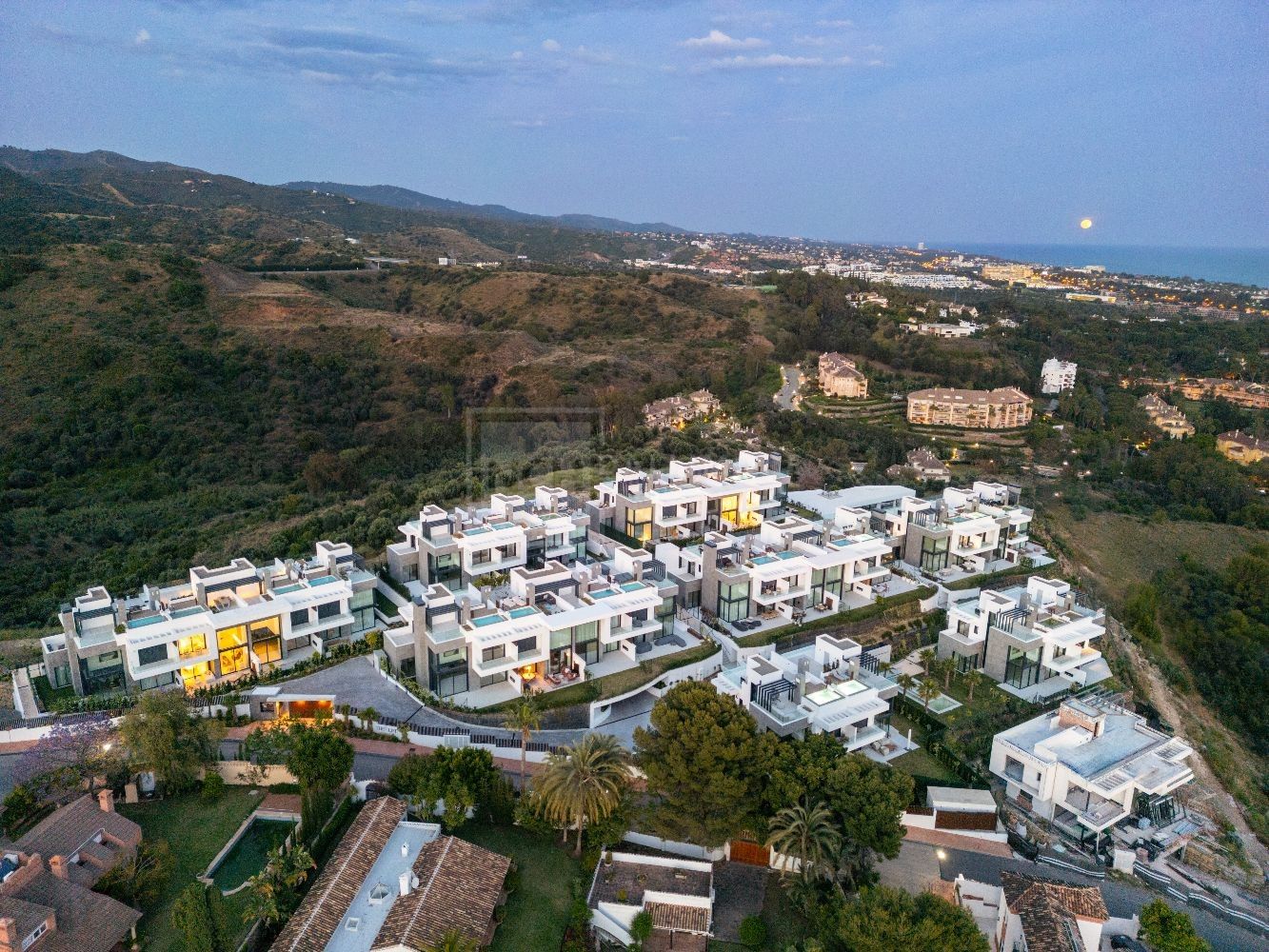 CONTEMPORARY 4 & 5 BED HOMES WITH ROOFTOP POOLS IN EXCLUSIVE RÍO REAL SETTING