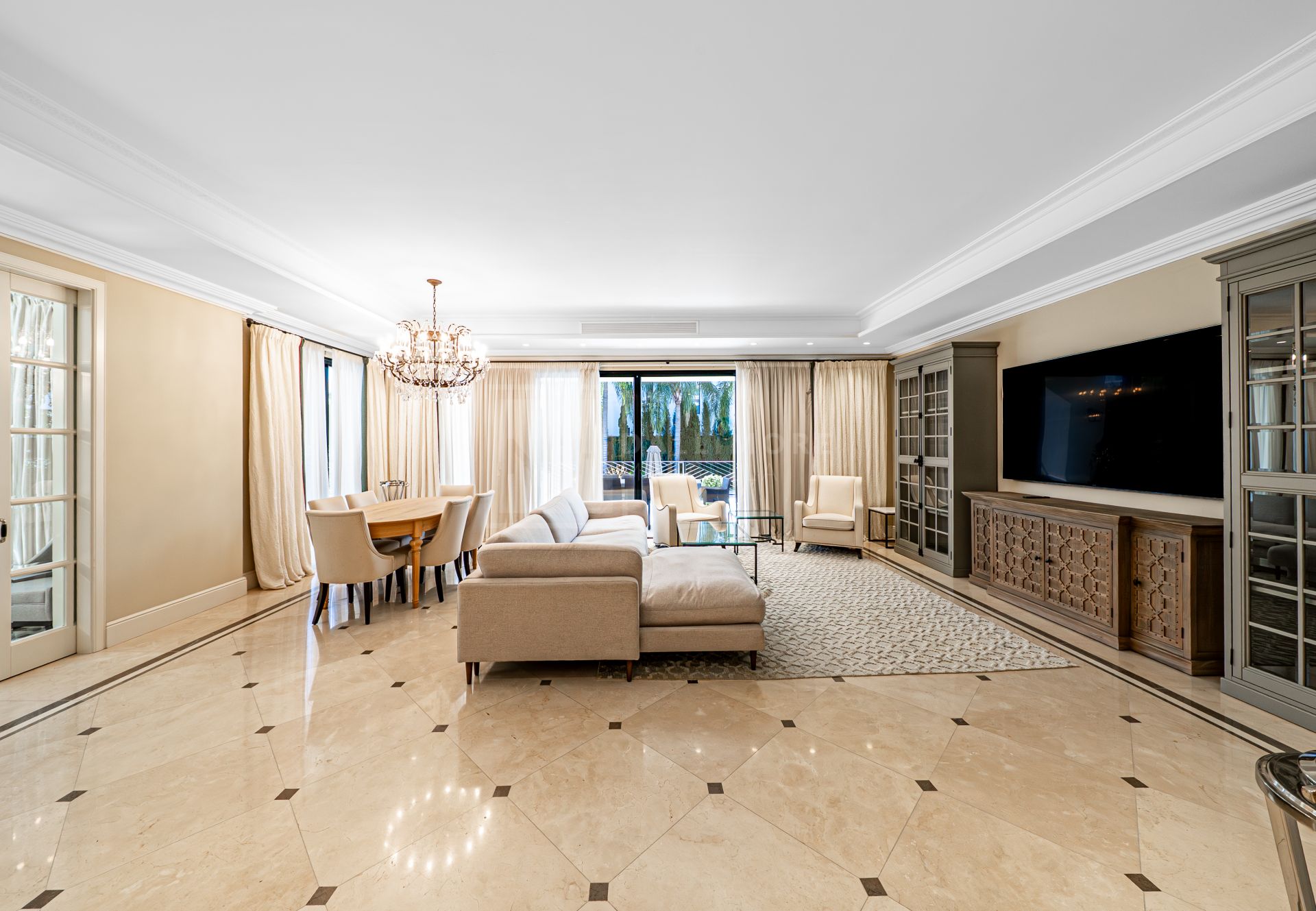LUXURY VILLA LOCATED IN LOS FLAMINGODS