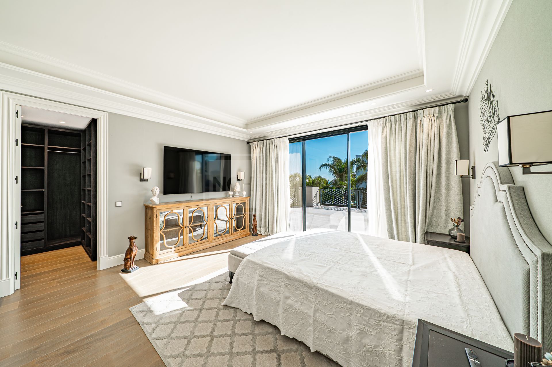 LUXURY VILLA LOCATED IN LOS FLAMINGODS