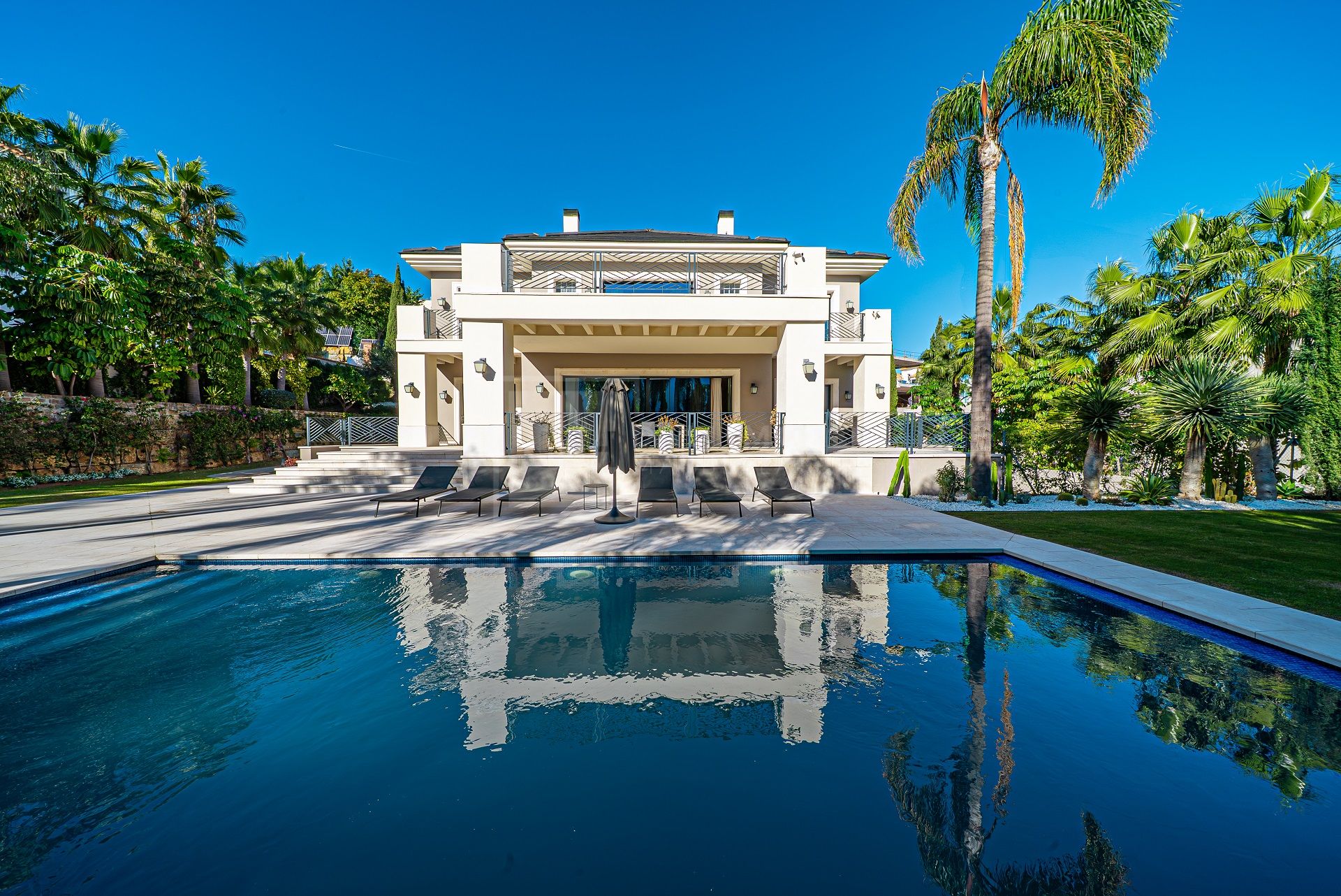 LUXURY VILLA LOCATED IN LOS FLAMINGODS
