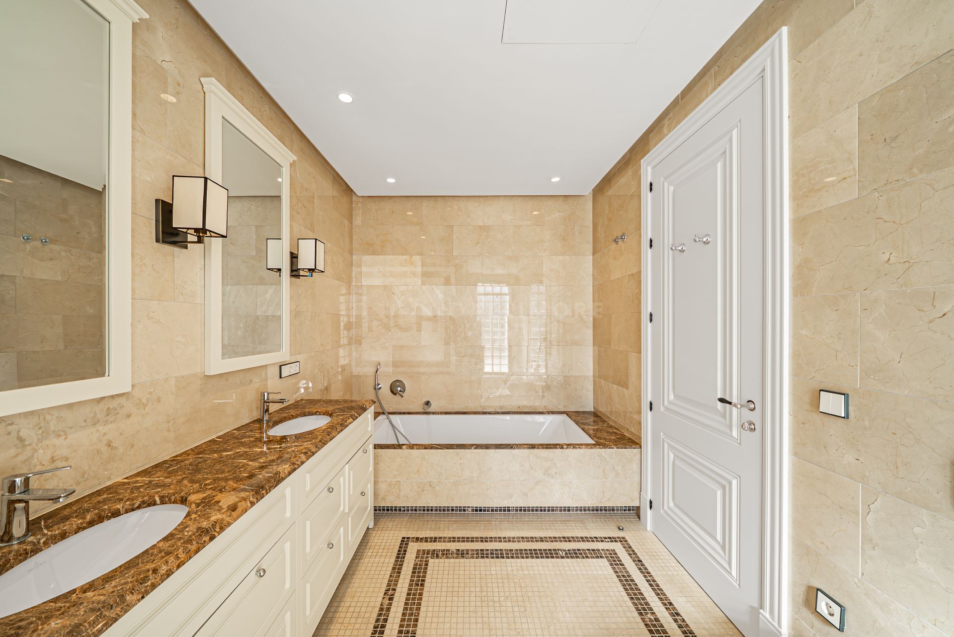 LUXURY VILLA LOCATED IN LOS FLAMINGODS