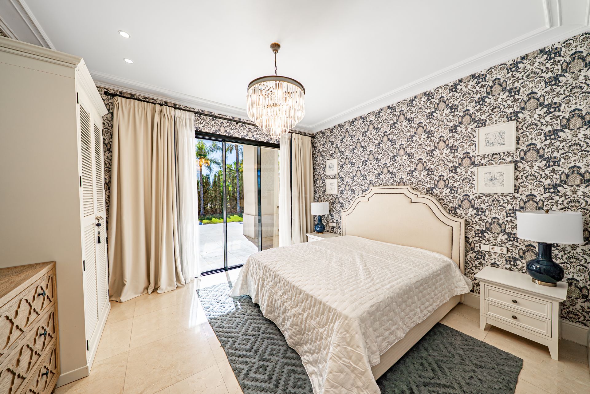 LUXURY VILLA LOCATED IN LOS FLAMINGODS