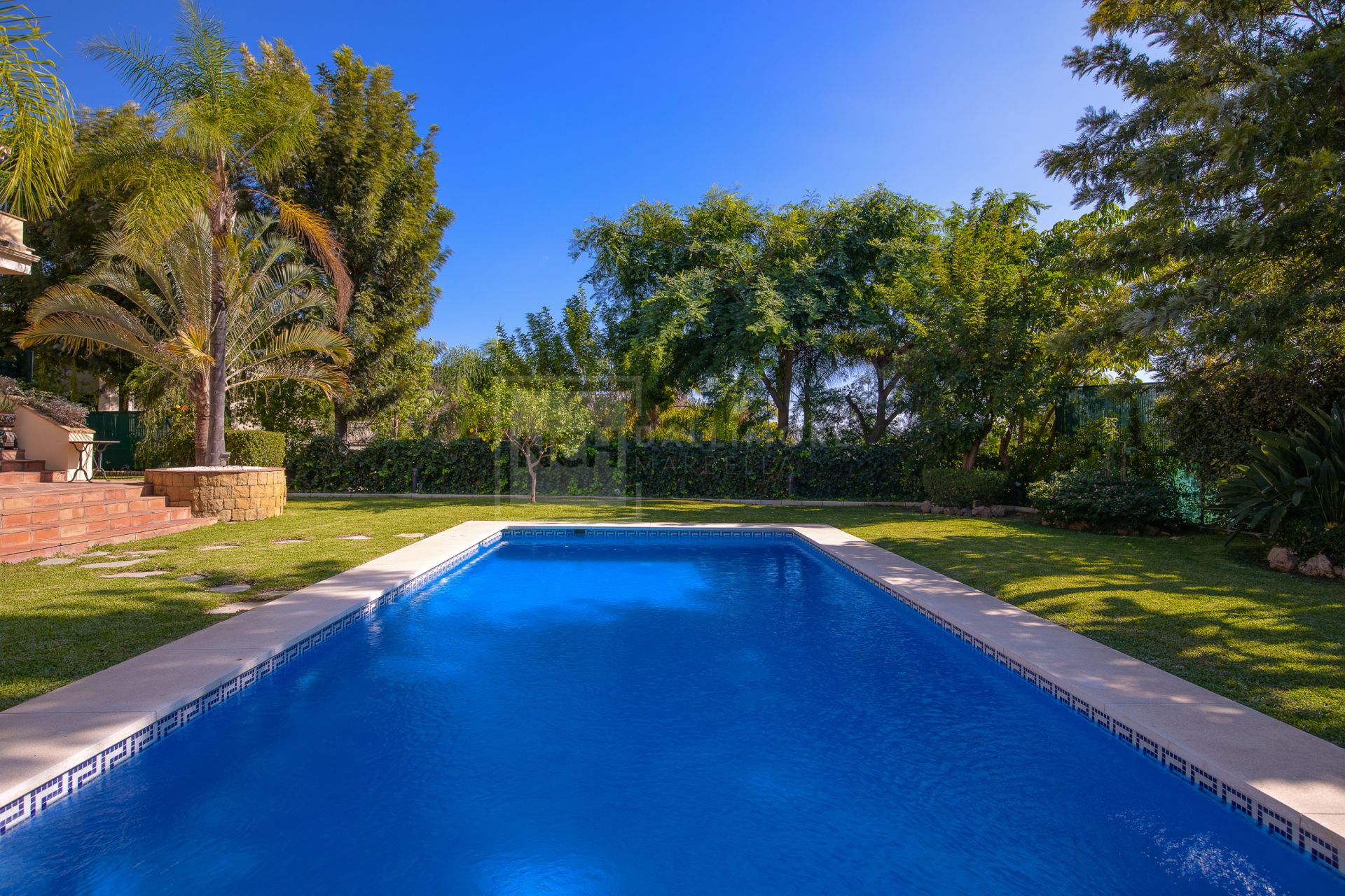 Villa en venta en Los Arqueros, Benahavis