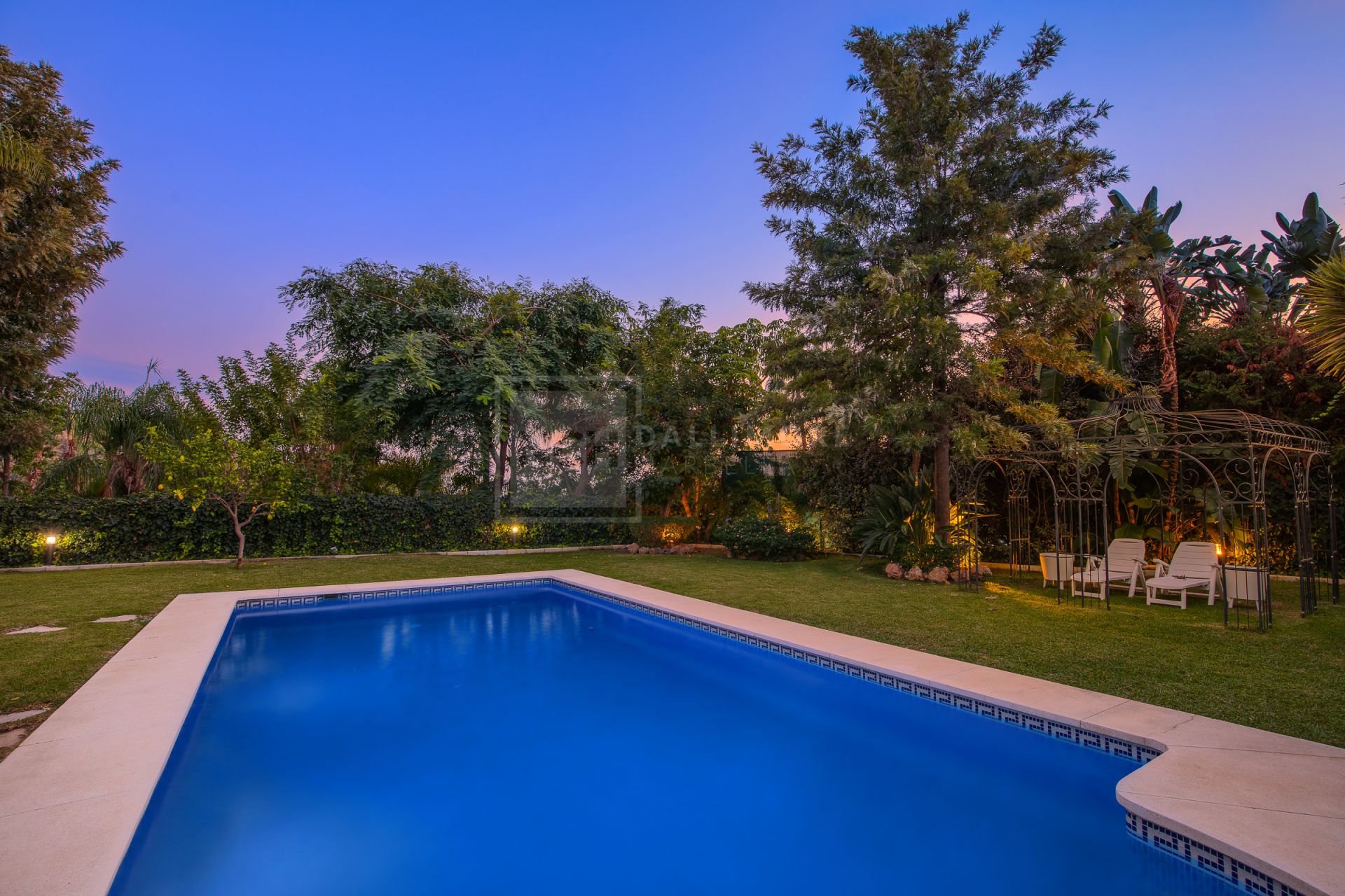 Villa en venta en Los Arqueros, Benahavis