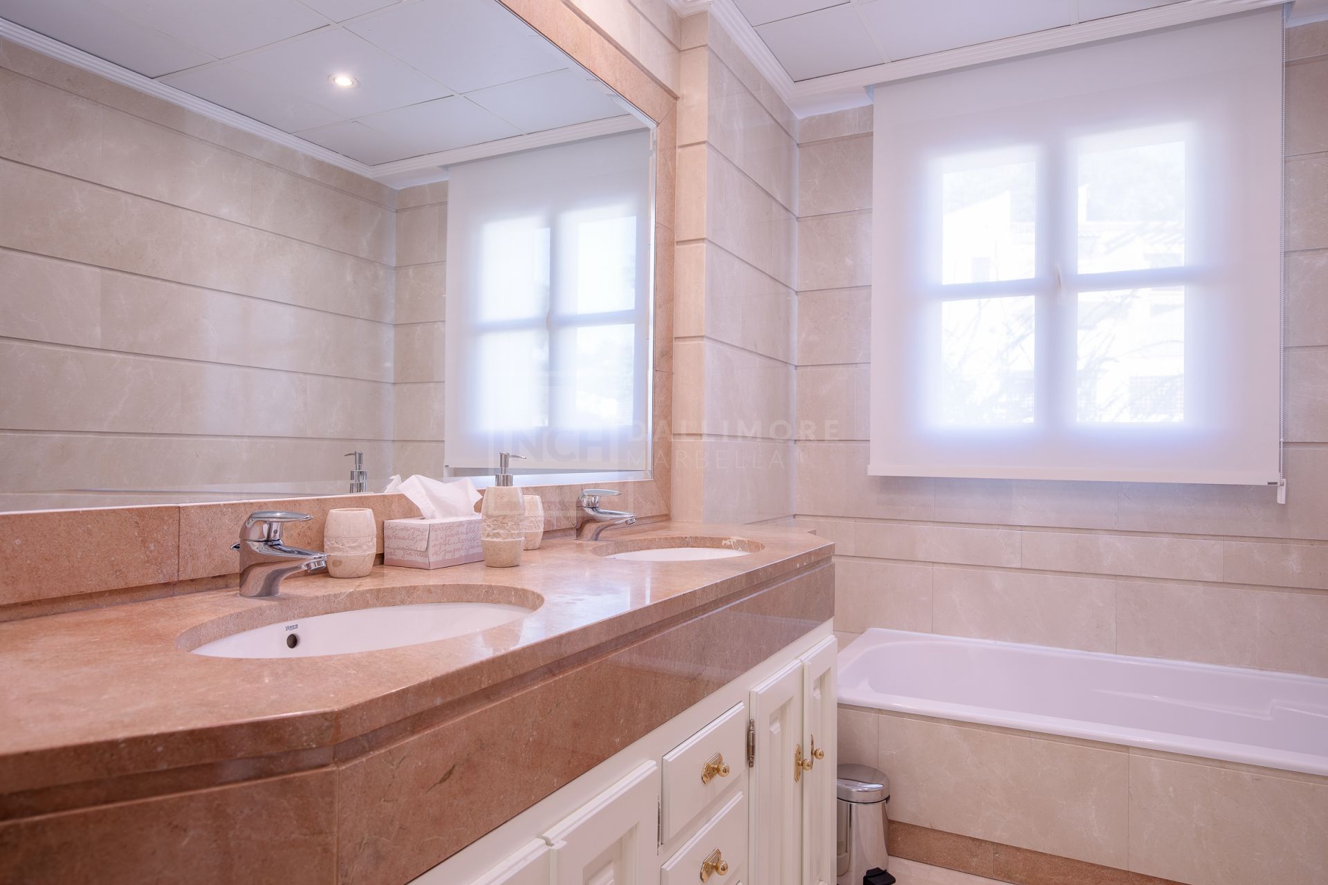 Villa en venta en Los Arqueros, Benahavis
