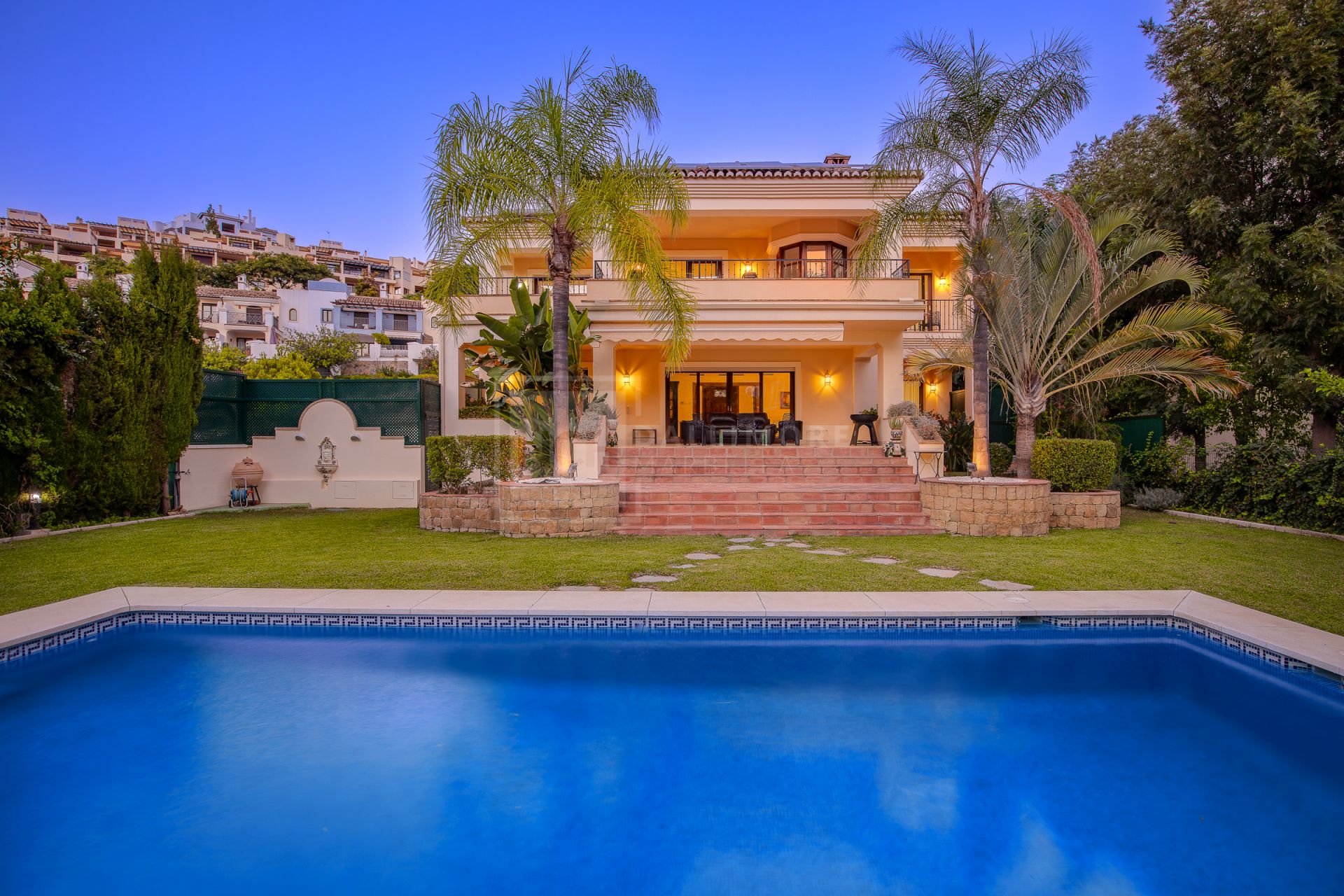 Villa en venta en Los Arqueros, Benahavis