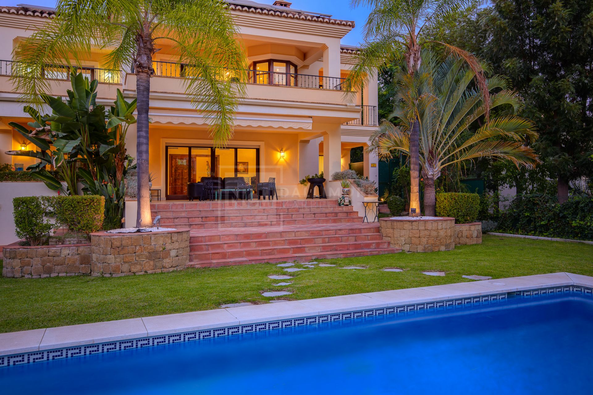 Villa en venta en Los Arqueros, Benahavis