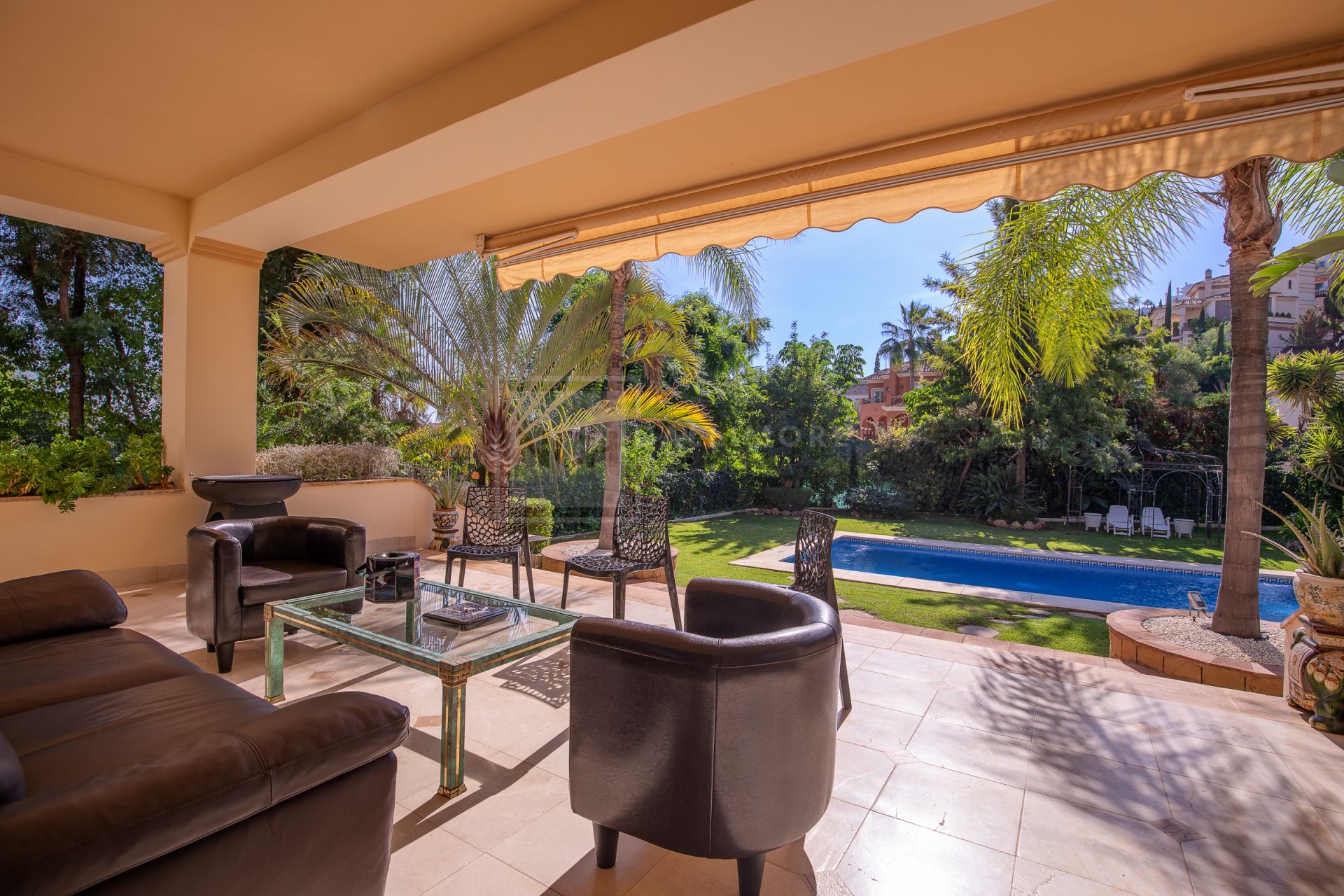 Villa en venta en Los Arqueros, Benahavis