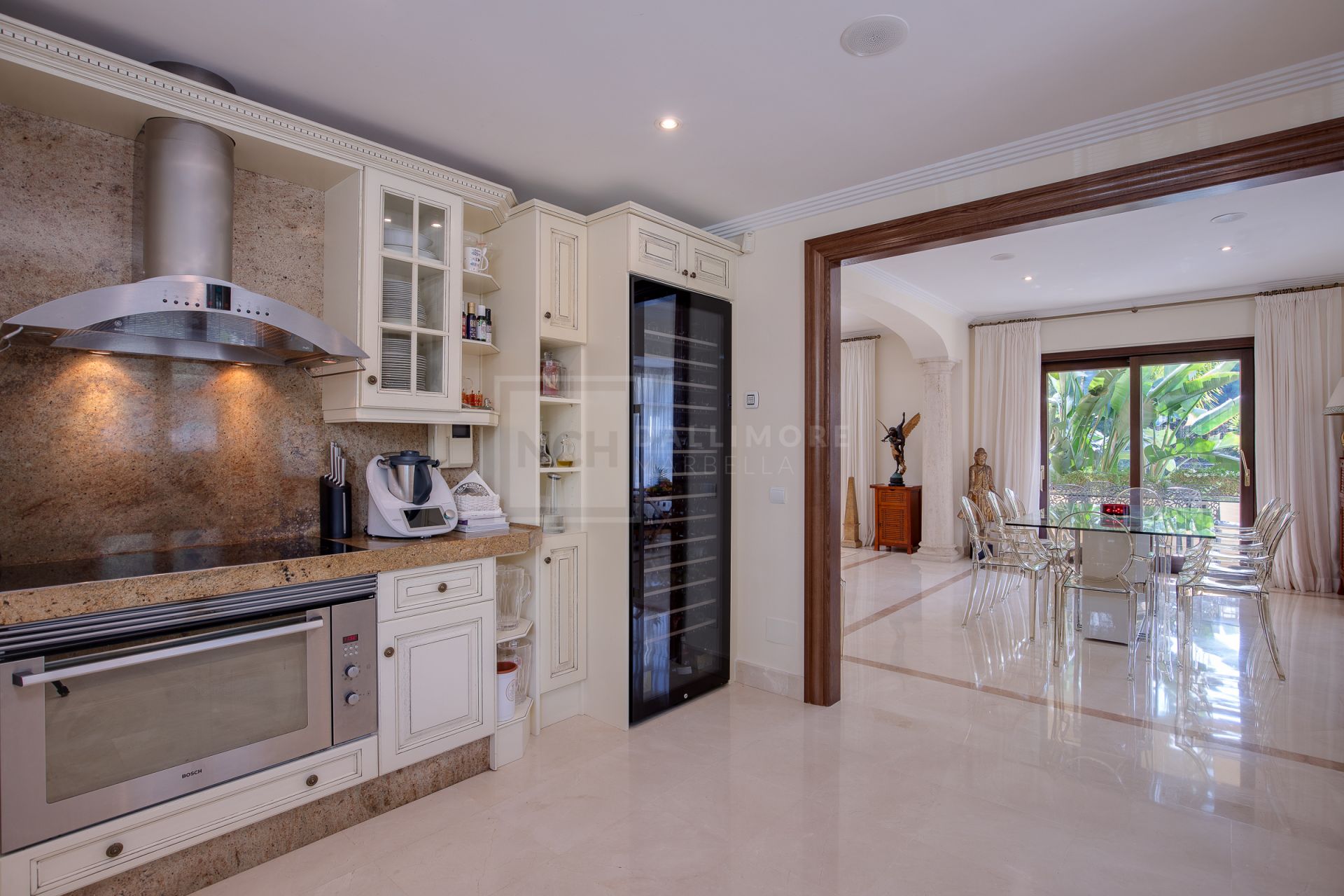 Villa en venta en Los Arqueros, Benahavis
