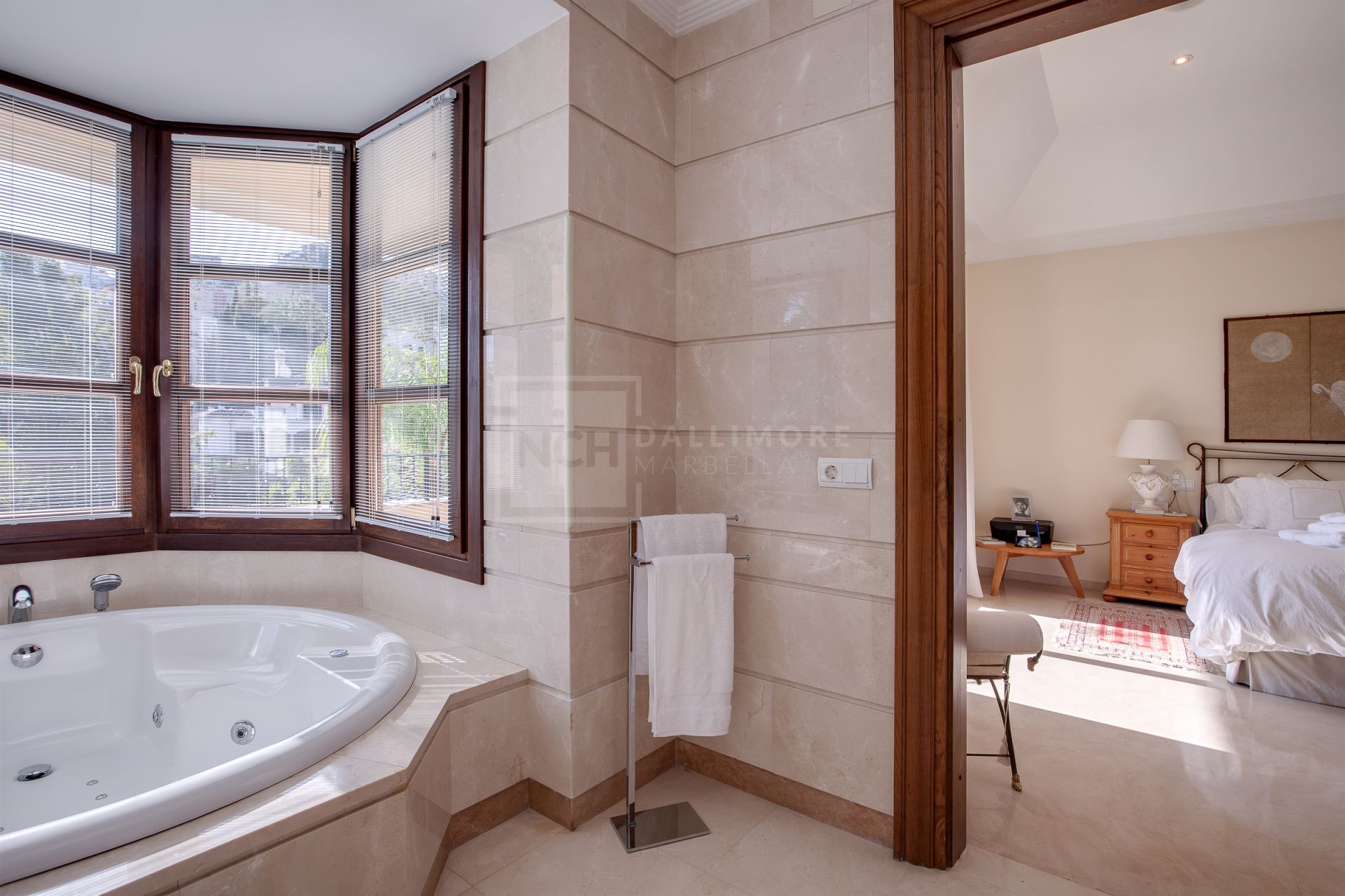 Villa en venta en Los Arqueros, Benahavis