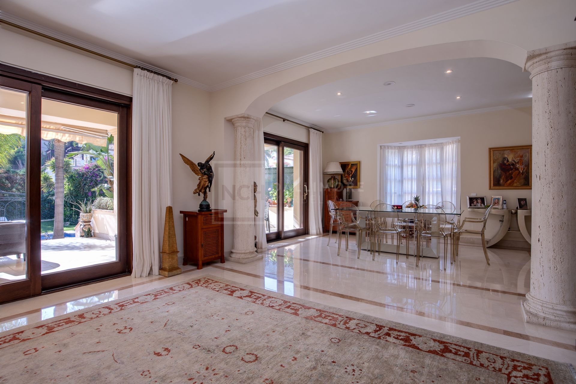 Villa en venta en Los Arqueros, Benahavis