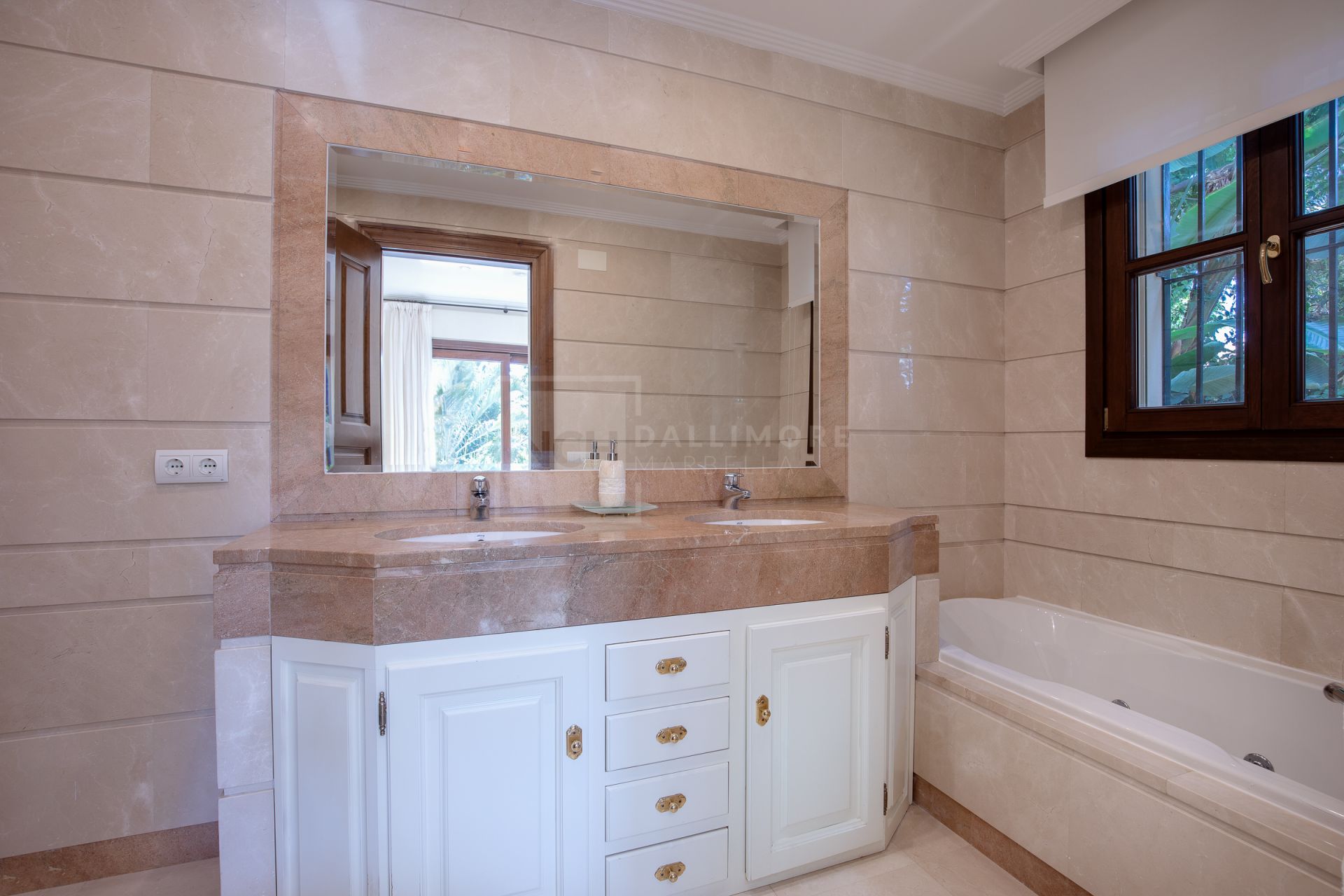 Villa en venta en Los Arqueros, Benahavis