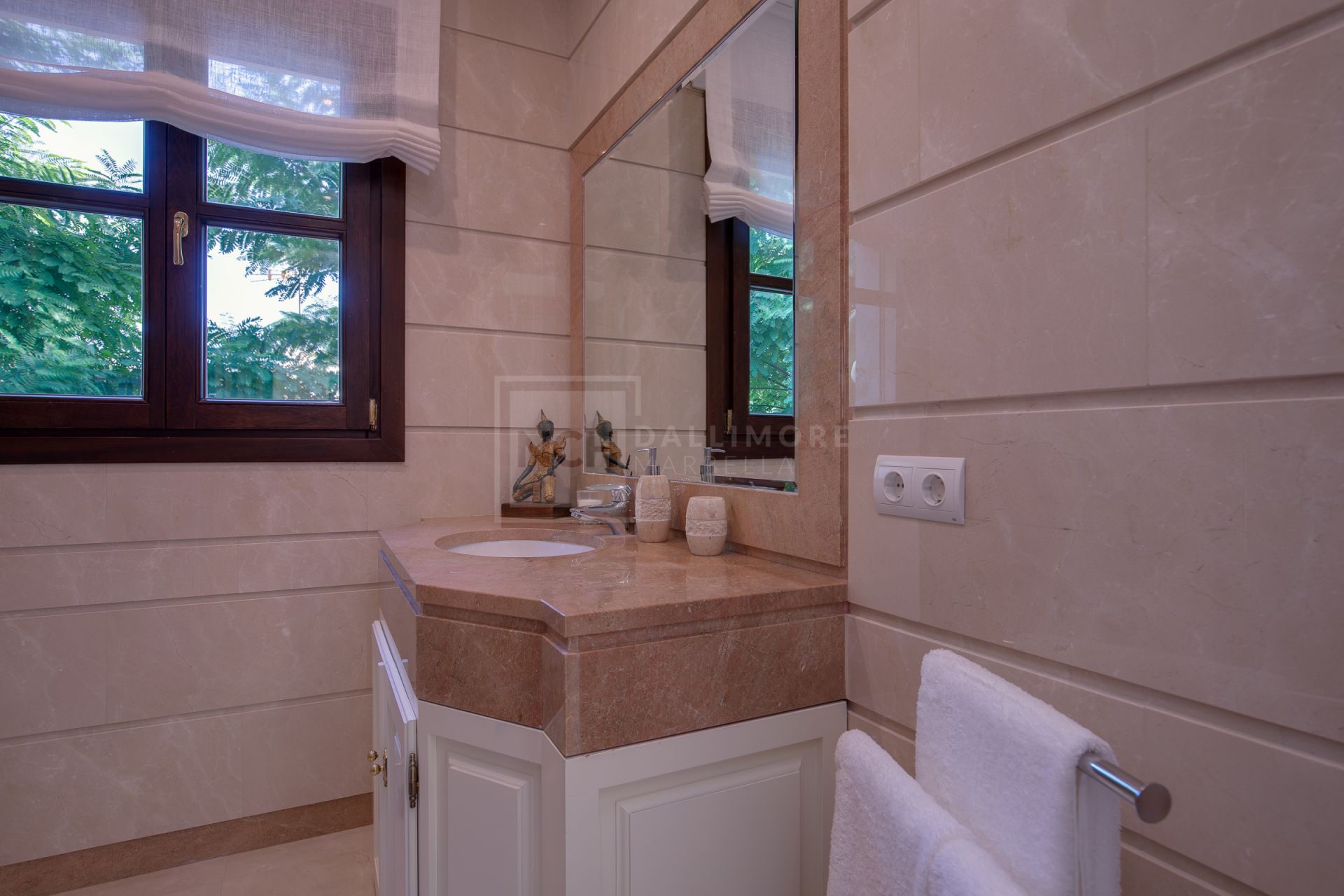 Villa en venta en Los Arqueros, Benahavis