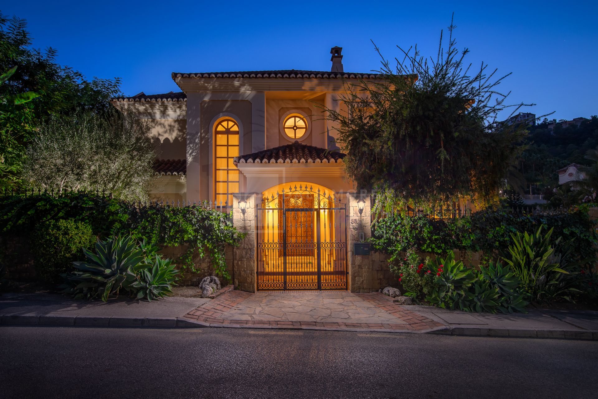 Villa en venta en Los Arqueros, Benahavis