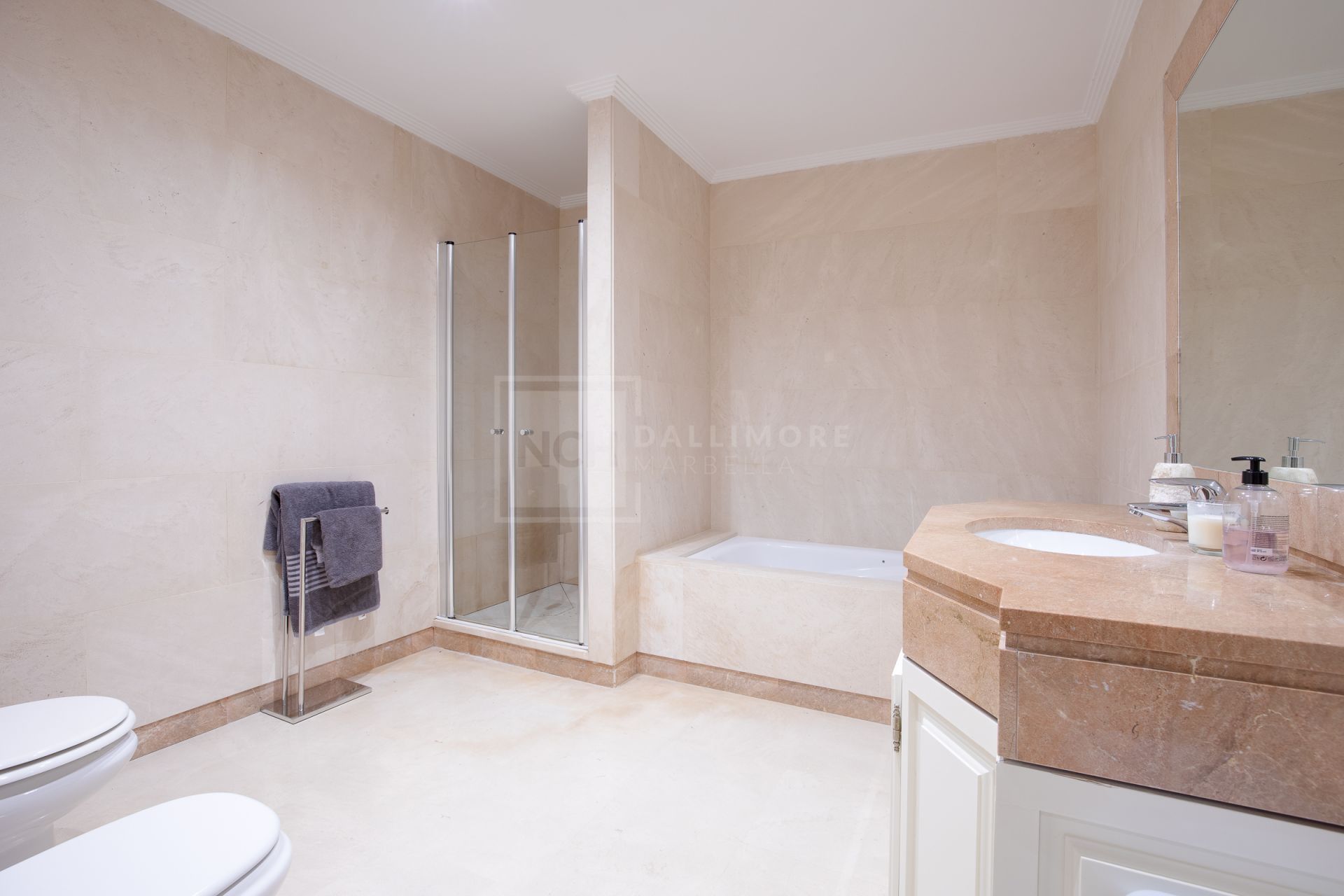 Villa en venta en Los Arqueros, Benahavis