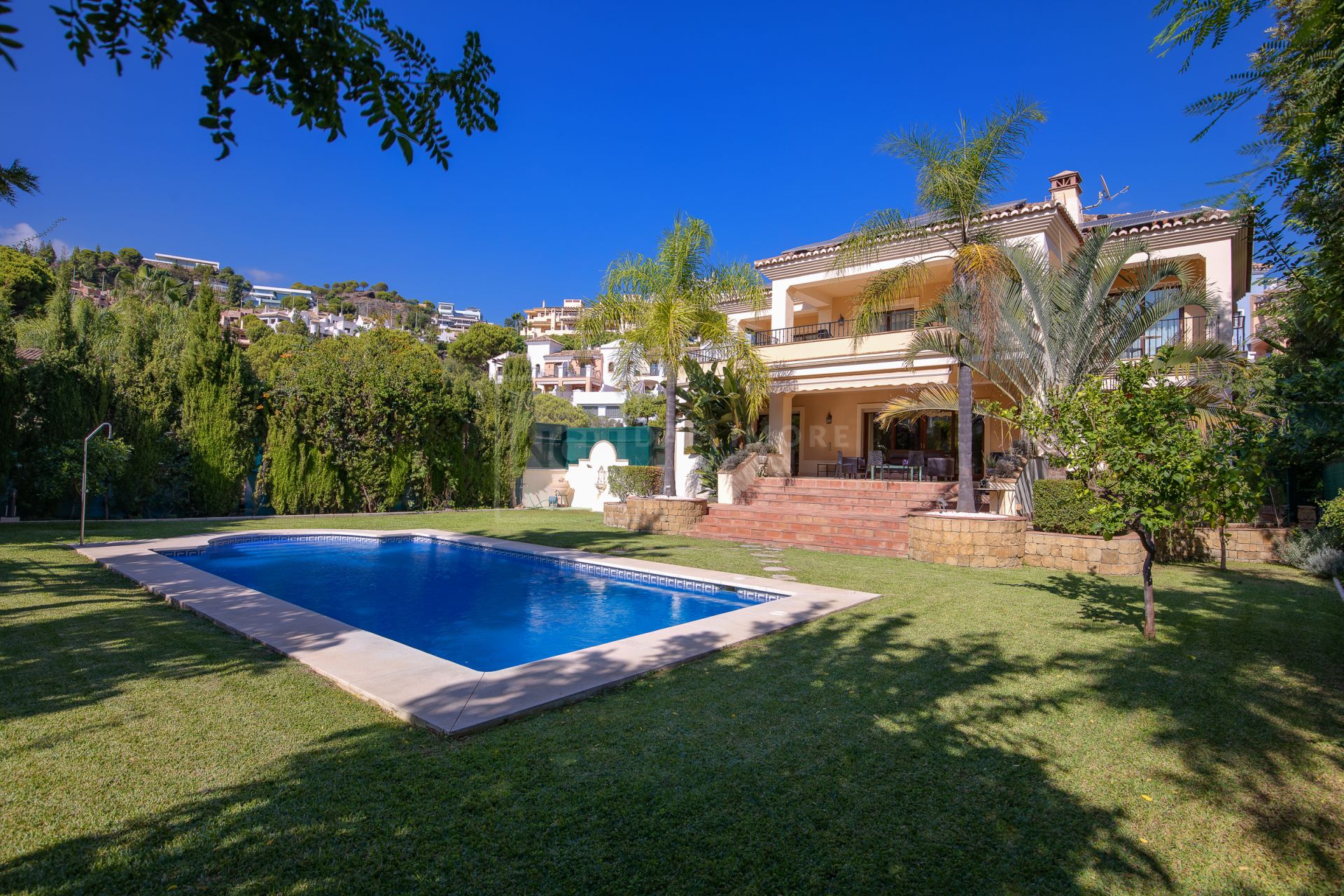 Villa en venta en Los Arqueros, Benahavis