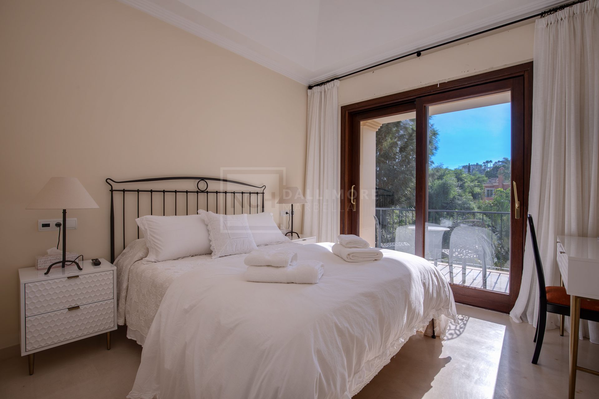 Villa en venta en Los Arqueros, Benahavis