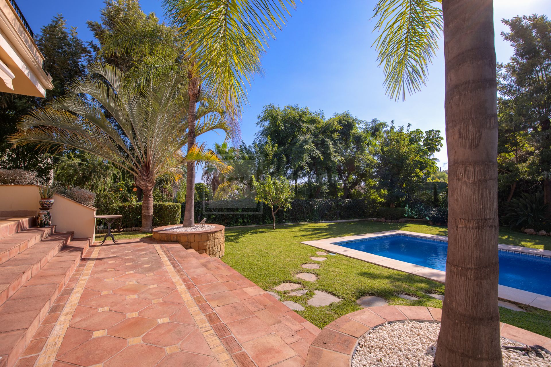 Villa en venta en Los Arqueros, Benahavis