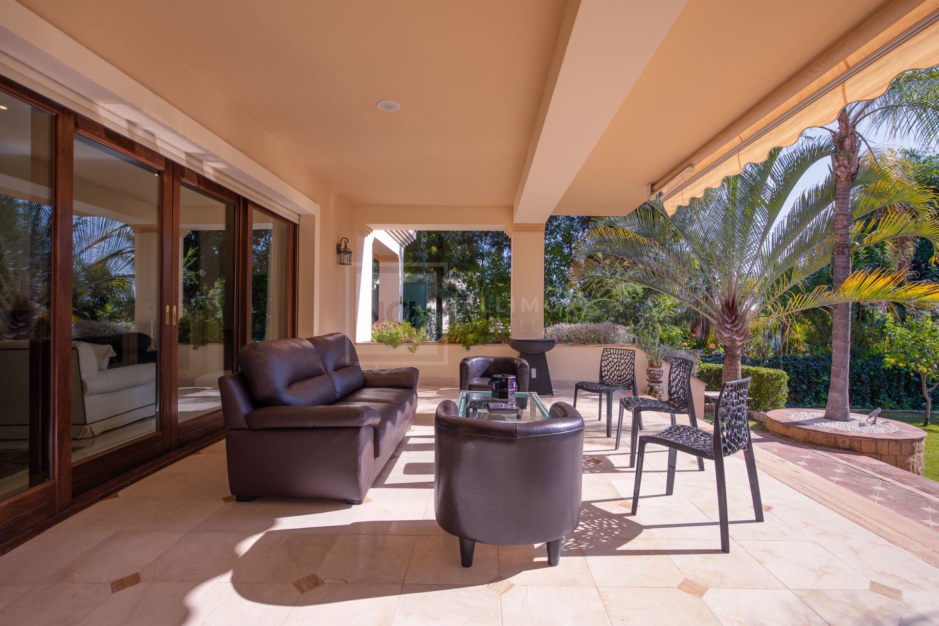 Villa en venta en Los Arqueros, Benahavis