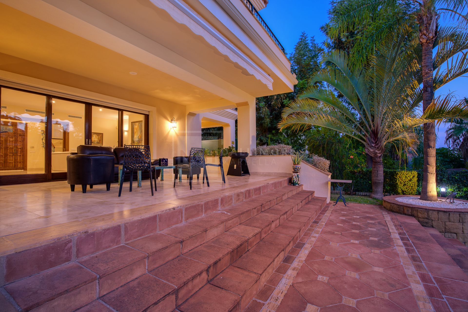 Villa en venta en Los Arqueros, Benahavis