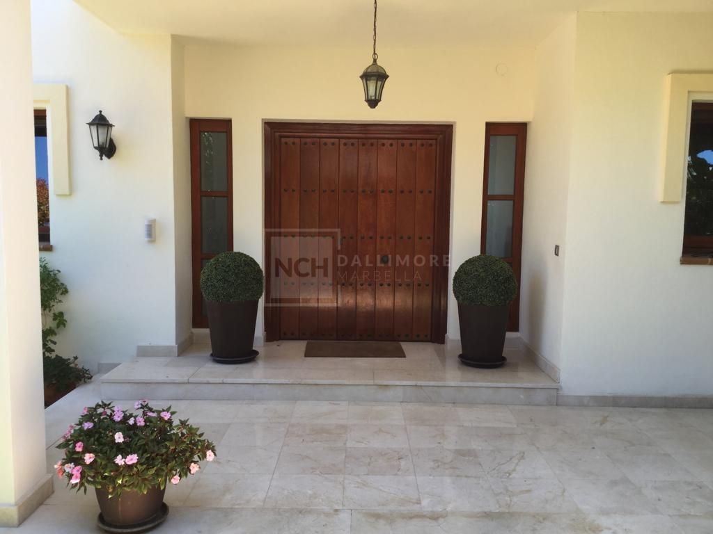 Fantástica villa de seis dormitorios orientada al sur, ubicada en la prestigiosa comunidad de Los Flamingos, Benahavís