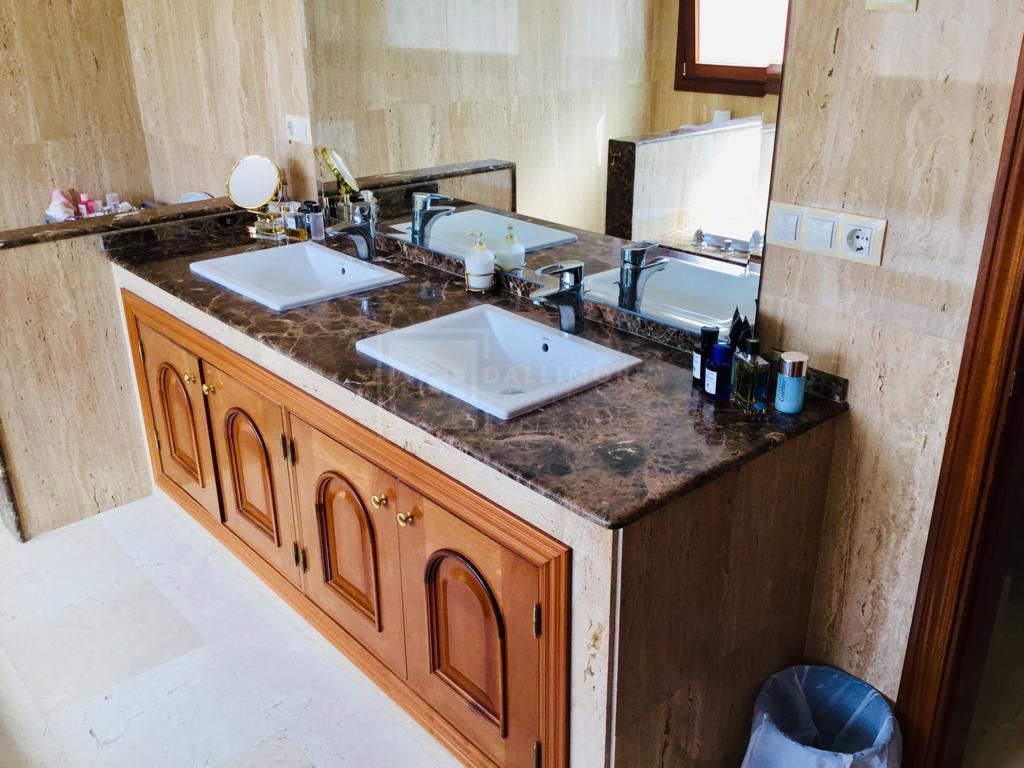 Fantástica villa de seis dormitorios orientada al sur, ubicada en la prestigiosa comunidad de Los Flamingos, Benahavís