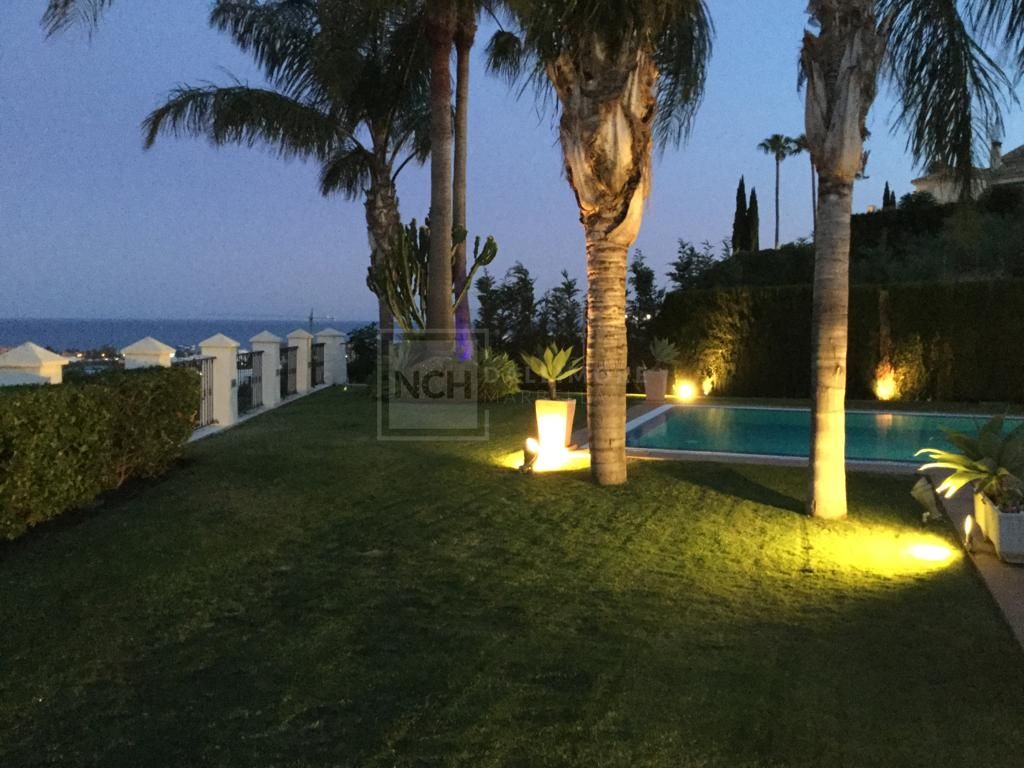 Fantástica villa de seis dormitorios orientada al sur, ubicada en la prestigiosa comunidad de Los Flamingos, Benahavís