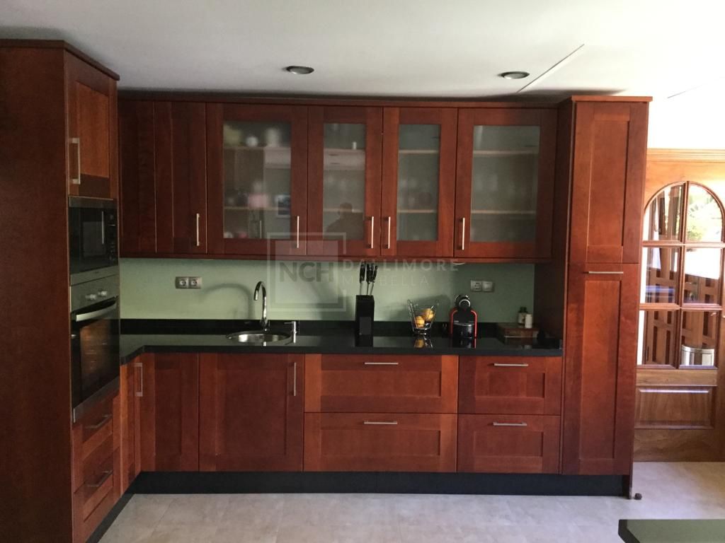 Fantástica villa de seis dormitorios orientada al sur, ubicada en la prestigiosa comunidad de Los Flamingos, Benahavís