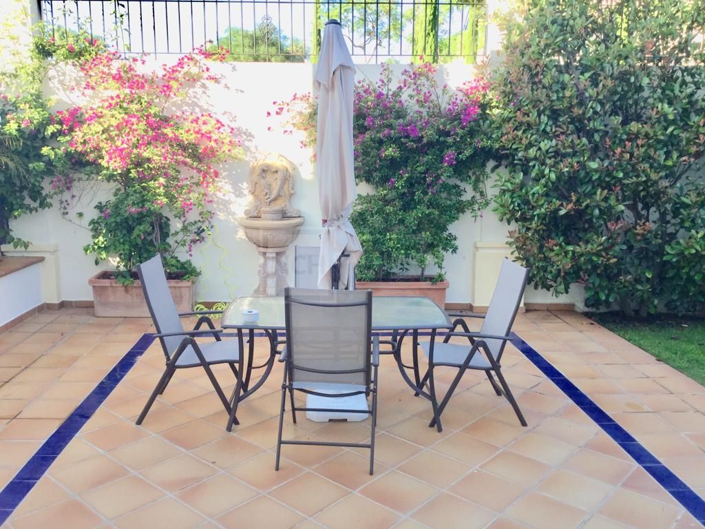 Fantástica villa de seis dormitorios orientada al sur, ubicada en la prestigiosa comunidad de Los Flamingos, Benahavís