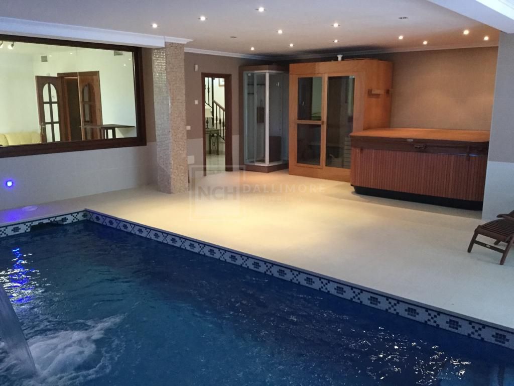 Fantástica villa de seis dormitorios orientada al sur, ubicada en la prestigiosa comunidad de Los Flamingos, Benahavís