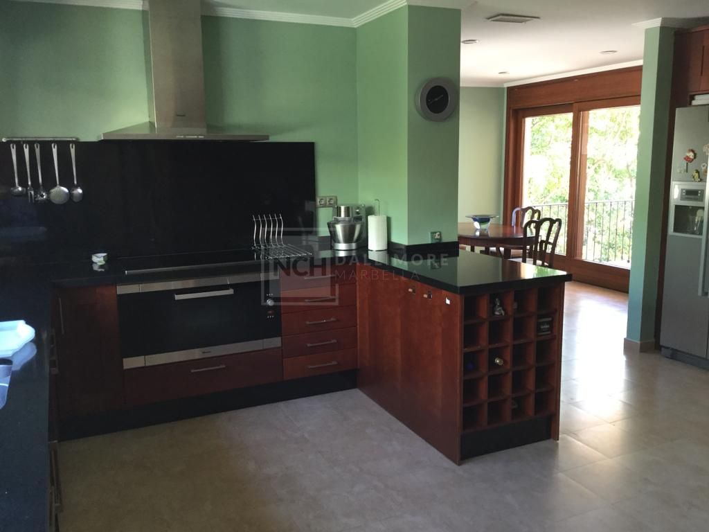Fantástica villa de seis dormitorios orientada al sur, ubicada en la prestigiosa comunidad de Los Flamingos, Benahavís