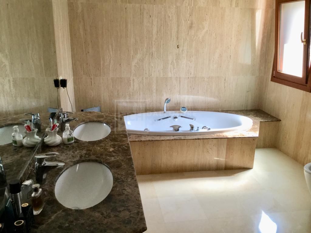 Fantástica villa de seis dormitorios orientada al sur, ubicada en la prestigiosa comunidad de Los Flamingos, Benahavís