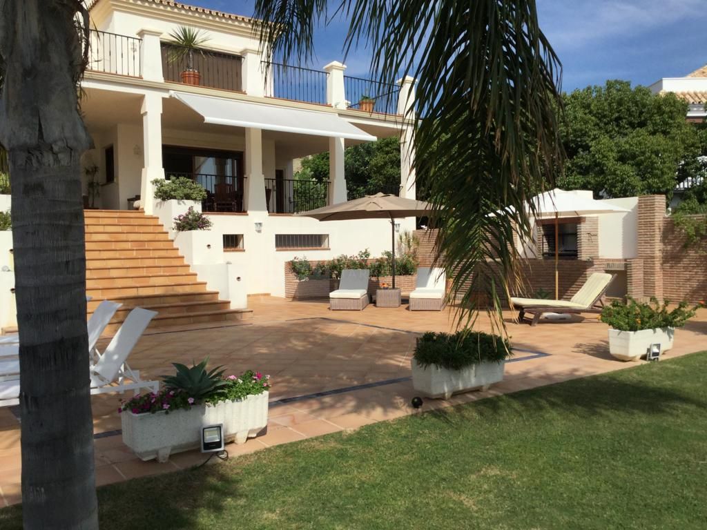 Fantástica villa de seis dormitorios orientada al sur, ubicada en la prestigiosa comunidad de Los Flamingos, Benahavís