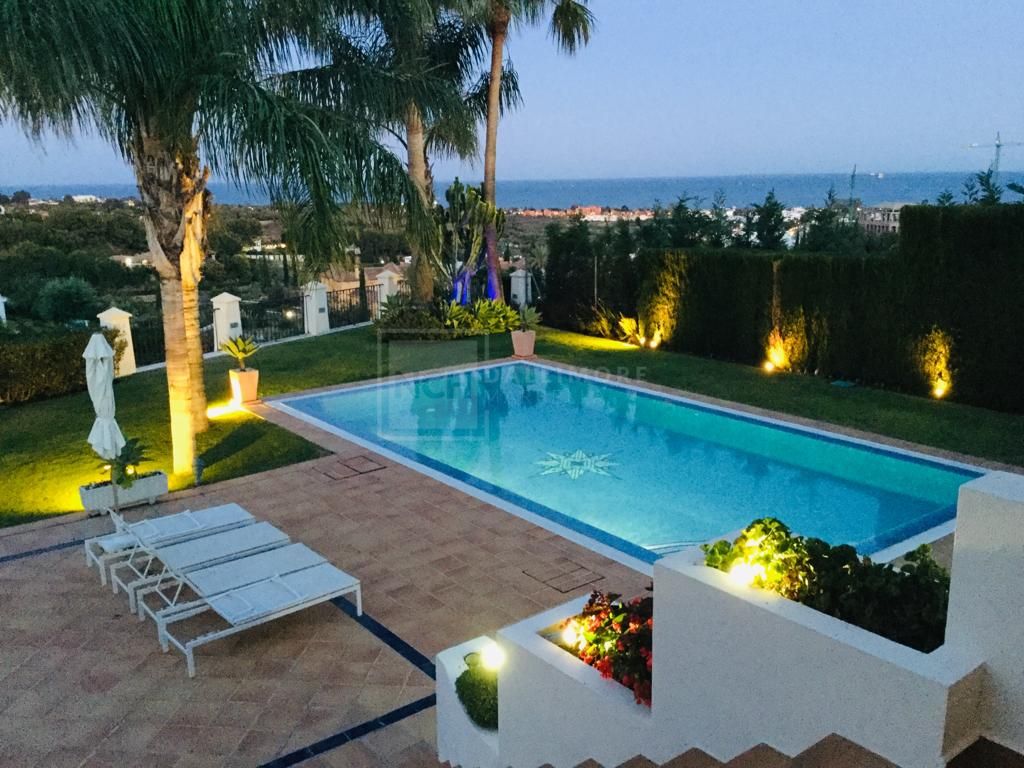 Fantástica villa de seis dormitorios orientada al sur, ubicada en la prestigiosa comunidad de Los Flamingos, Benahavís
