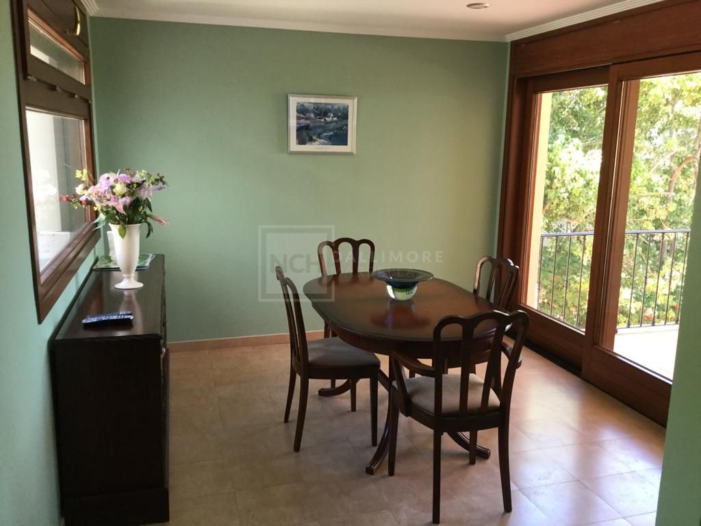 Fantástica villa de seis dormitorios orientada al sur, ubicada en la prestigiosa comunidad de Los Flamingos, Benahavís