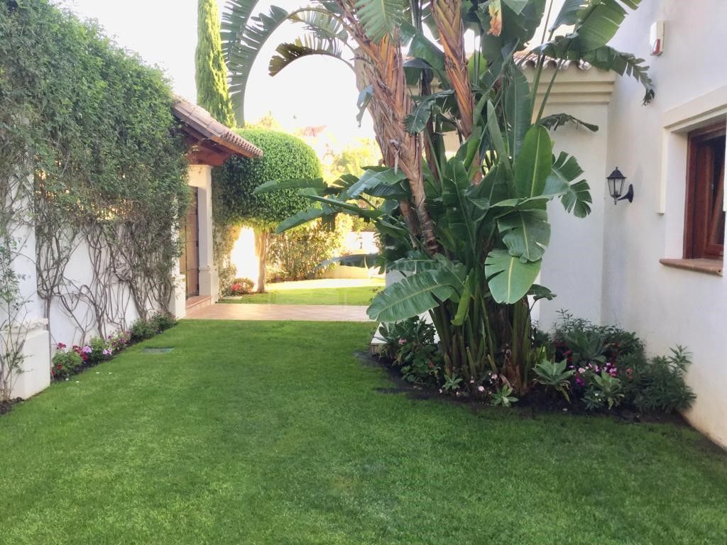 Fantástica villa de seis dormitorios orientada al sur, ubicada en la prestigiosa comunidad de Los Flamingos, Benahavís
