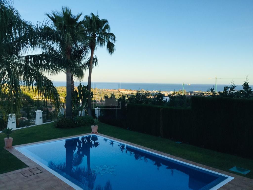 Fantástica villa de seis dormitorios orientada al sur, ubicada en la prestigiosa comunidad de Los Flamingos, Benahavís