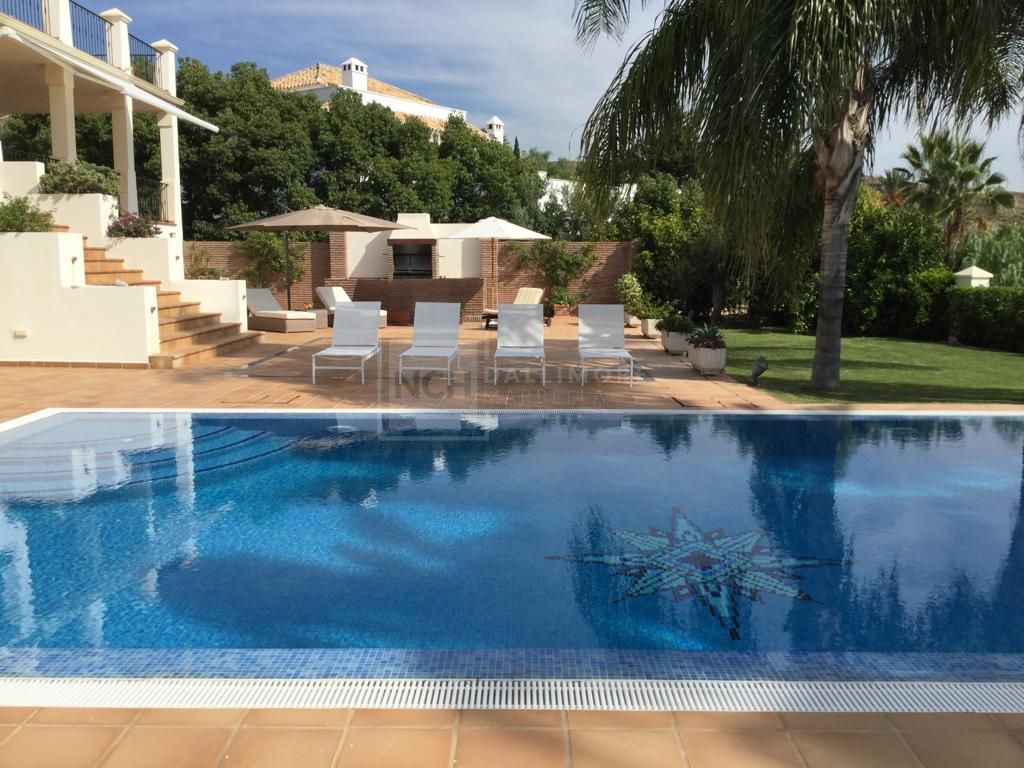 Fantástica villa de seis dormitorios orientada al sur, ubicada en la prestigiosa comunidad de Los Flamingos, Benahavís