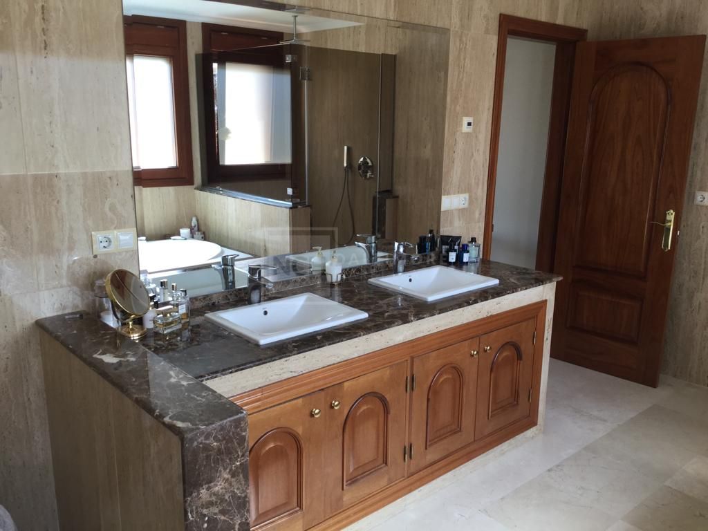 Fantástica villa de seis dormitorios orientada al sur, ubicada en la prestigiosa comunidad de Los Flamingos, Benahavís