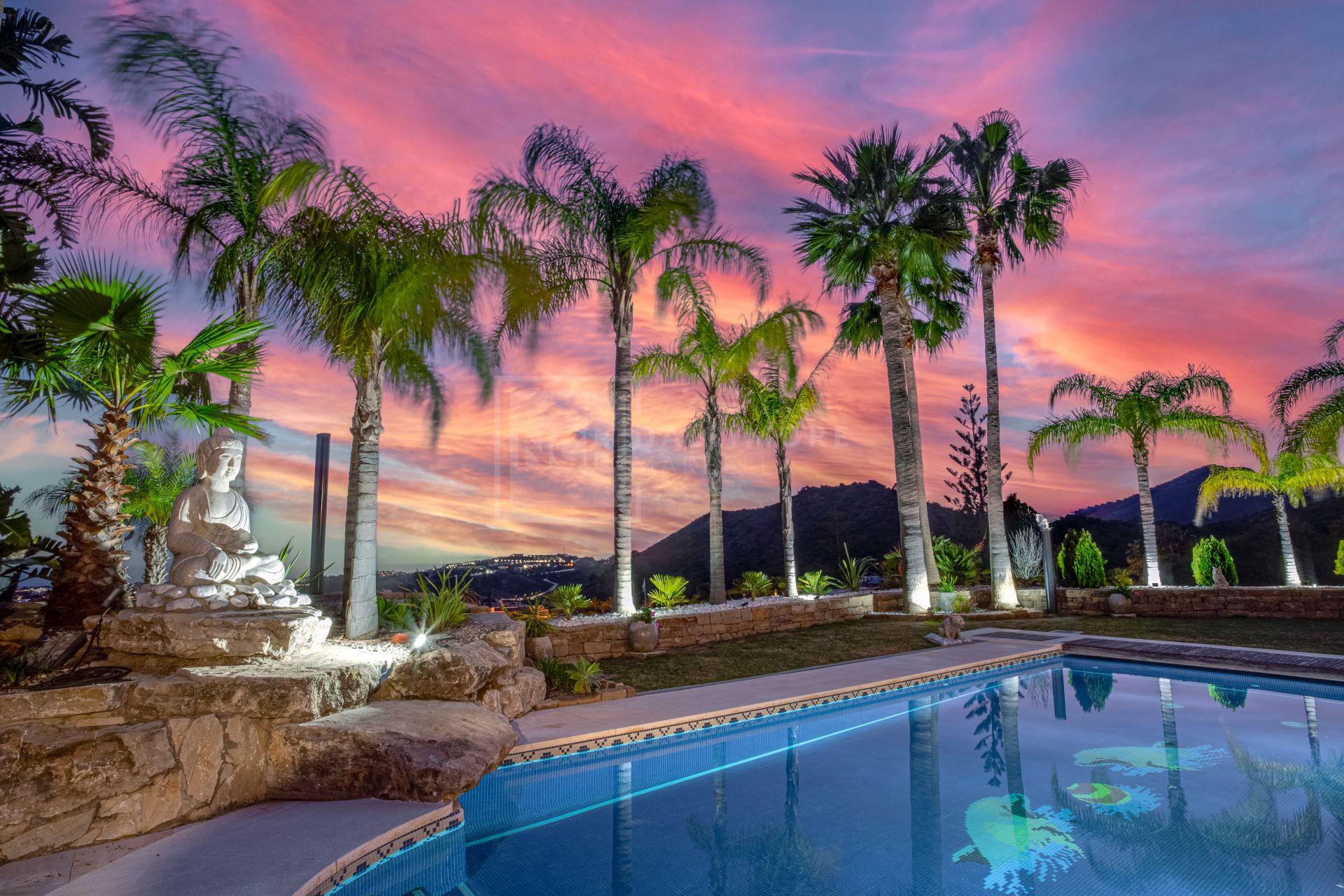 FRONT-LINE GOLF VILLA IN LOS ARQUEROS